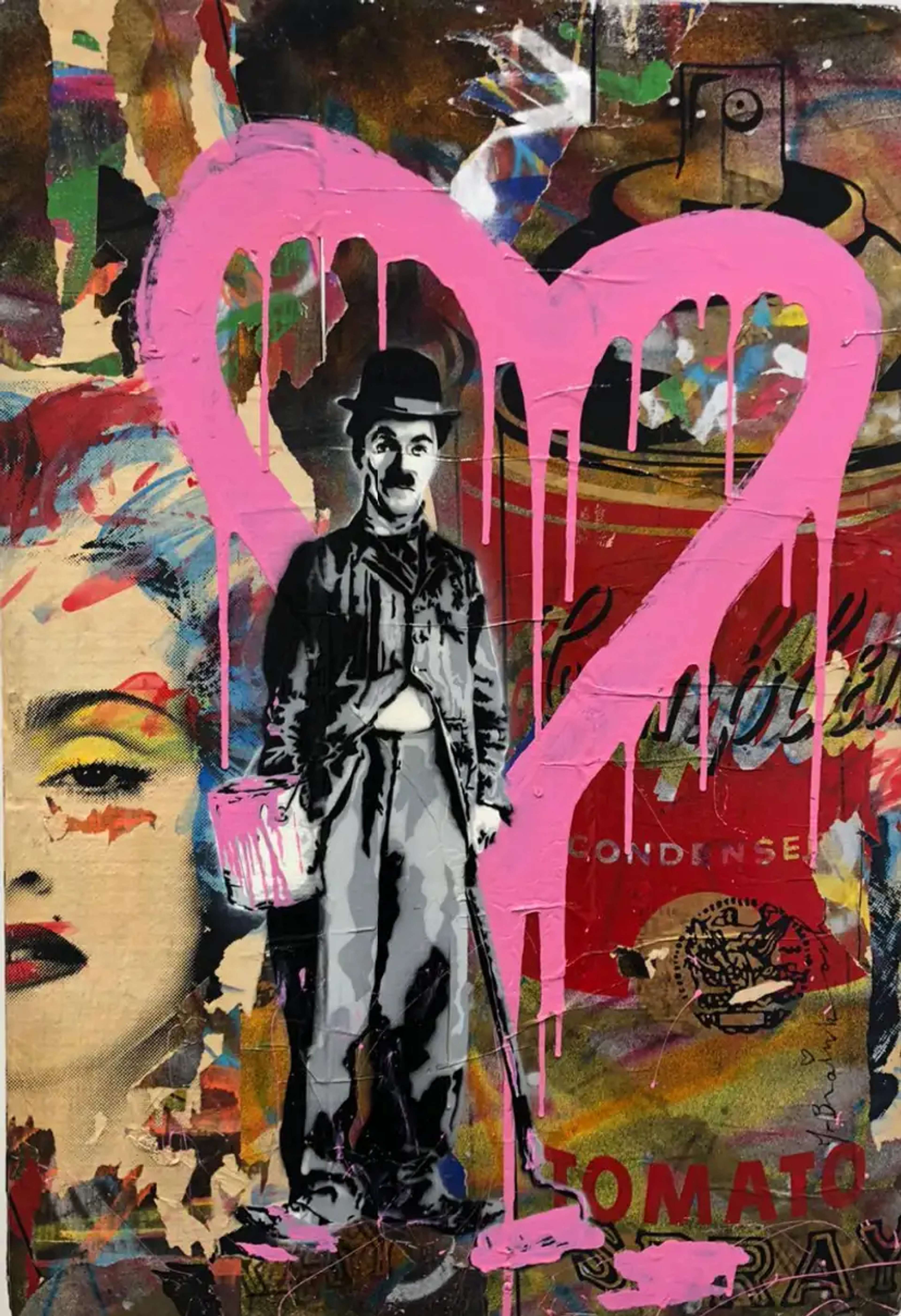 Une œuvre pochoir représentant Charlie Chaplin tenant une boîte de peinture rose ouverte à côté d'un mur à collage graffiti comportant des portraits de Madonna, une bombe de peinture « Campbell's Soup » (Spray Can) et un grand cœur rose bien visible, délimité au pochoir, peint par-dessus.