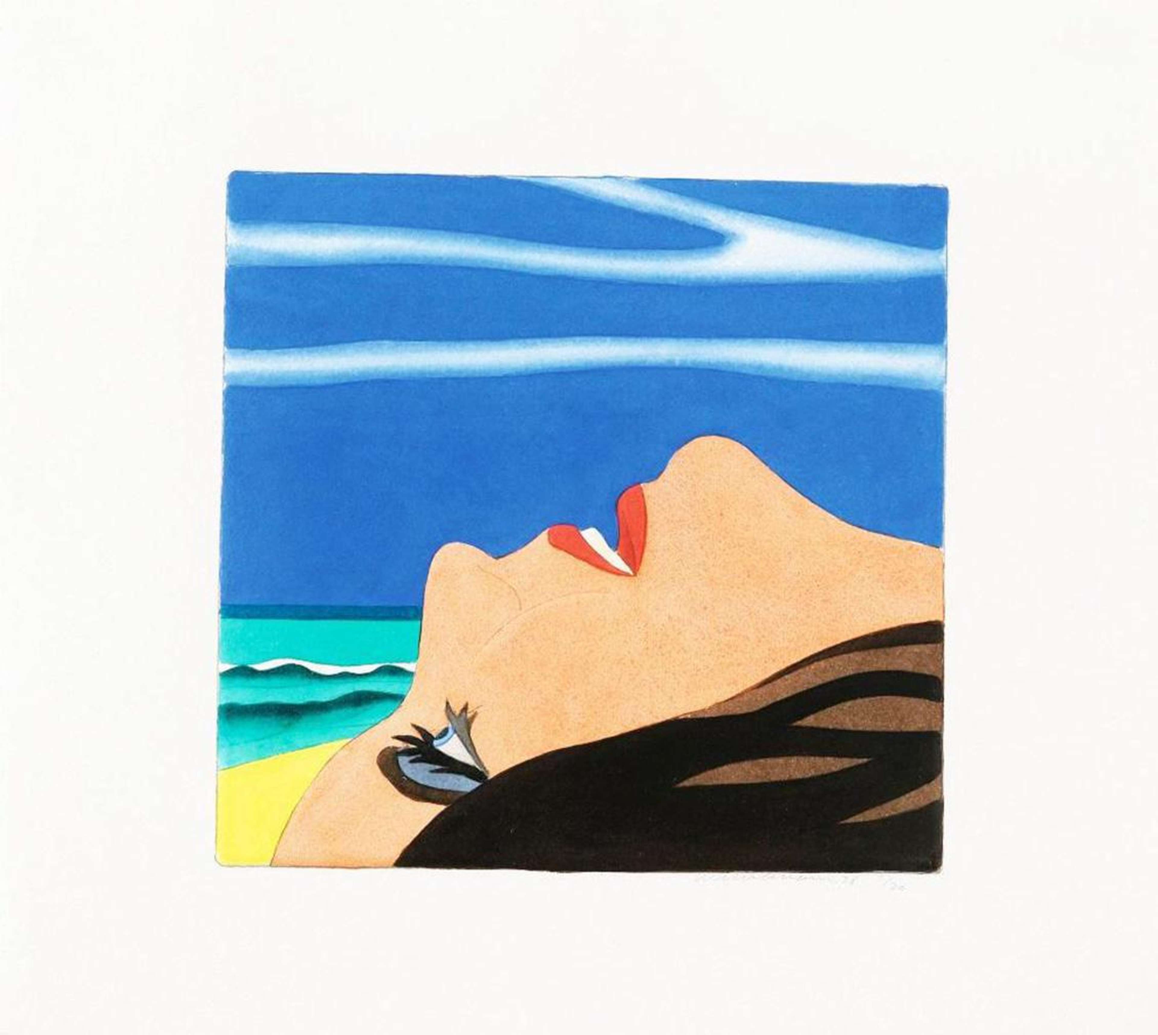 Gros plan sur le profil d'une femme qui regarde le ciel à côté de la mer.