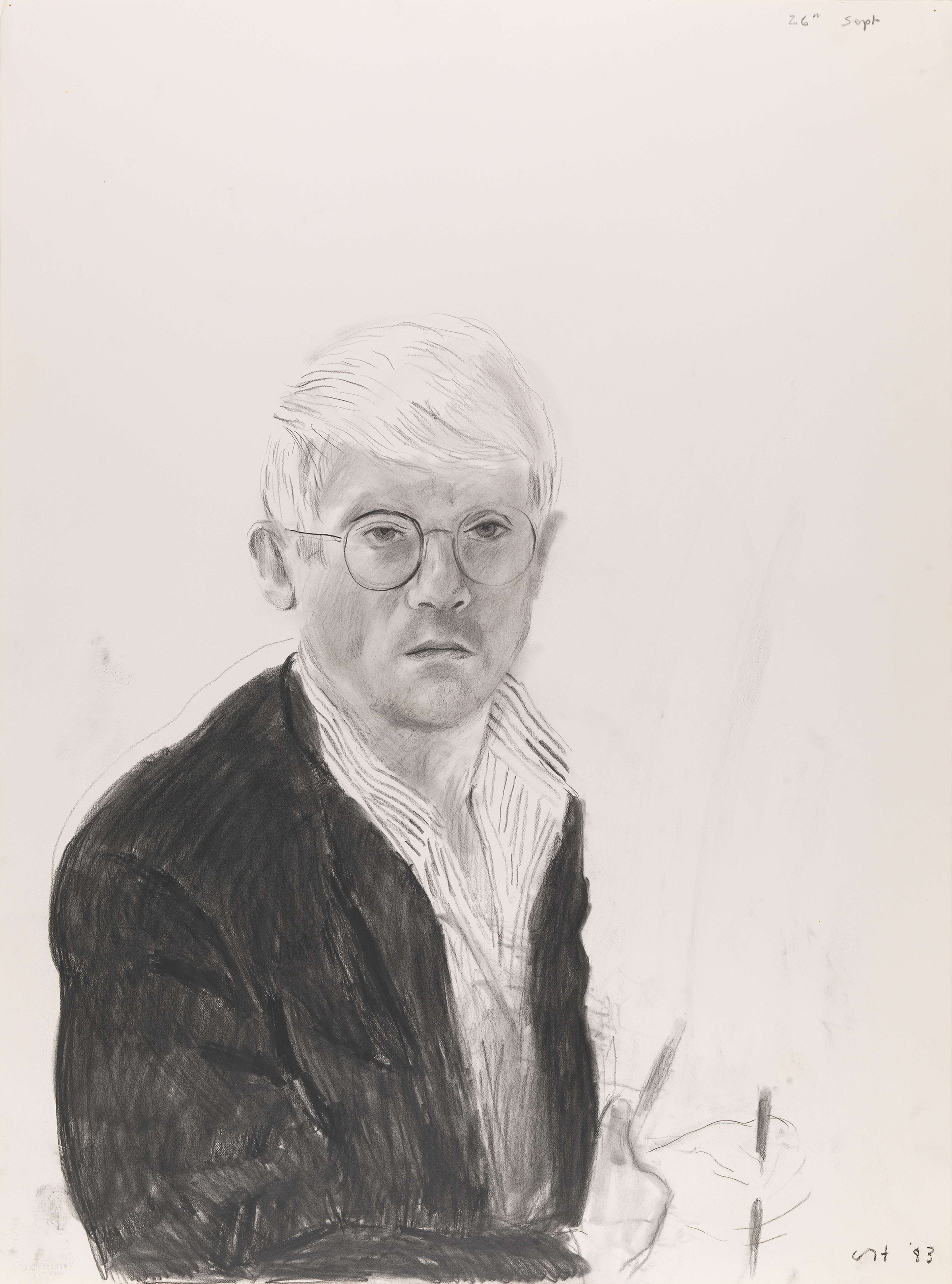 Un autoportrait monochromatique au fusain de David Hockney. L'artiste se représente dans le coin inférieur gauche de la composition, portant une veste sombre qui contraste avec ses cheveux clairs, avec des lunettes et regardant au-delà du spectateur.