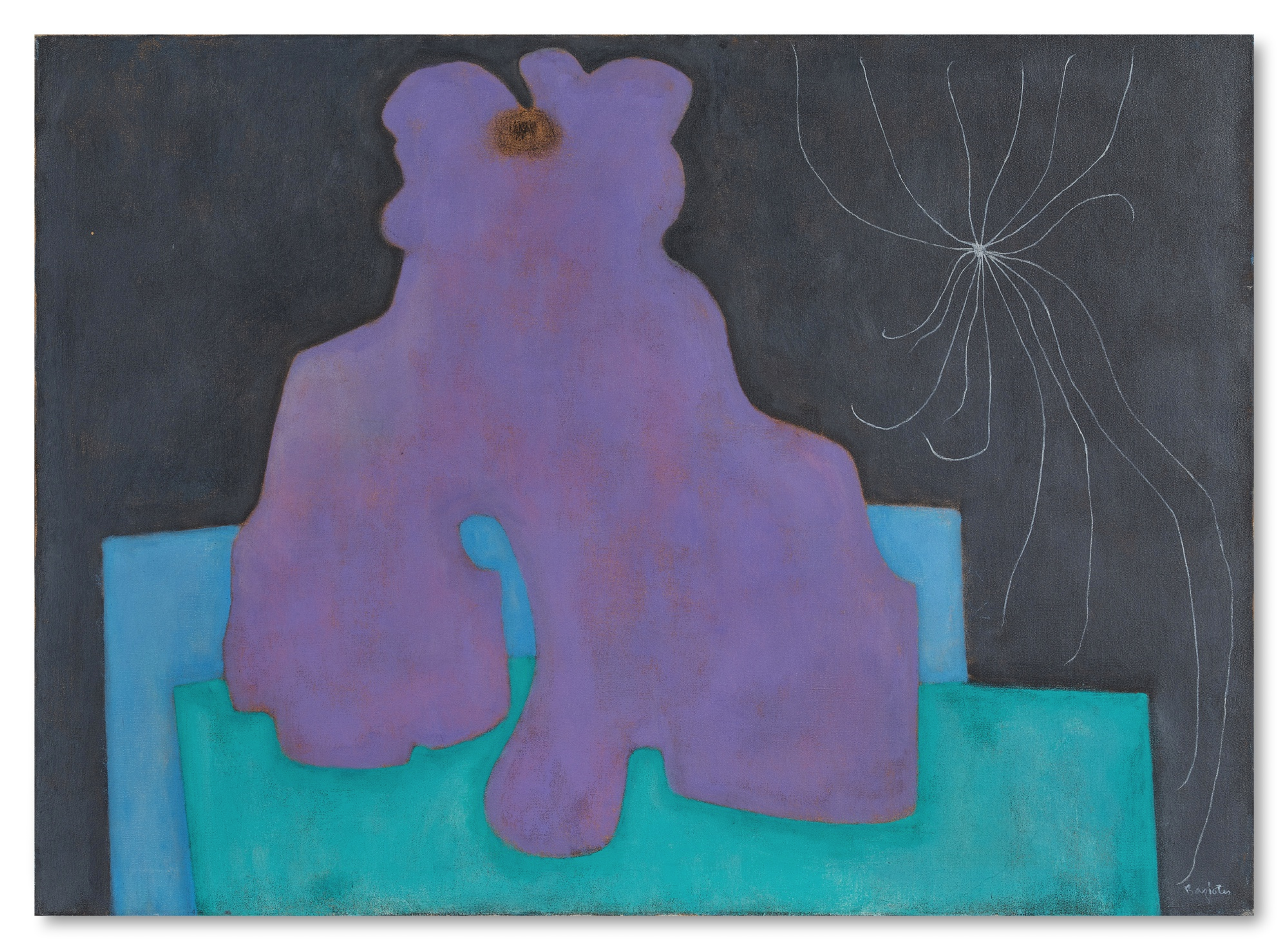 Dans cette peinture abstraite, une grande masse de violet semble posée sur une surface bleue. L'arrière-plan est gris foncé, d'où émerge une anémone de mer blanche sur le côté droit.