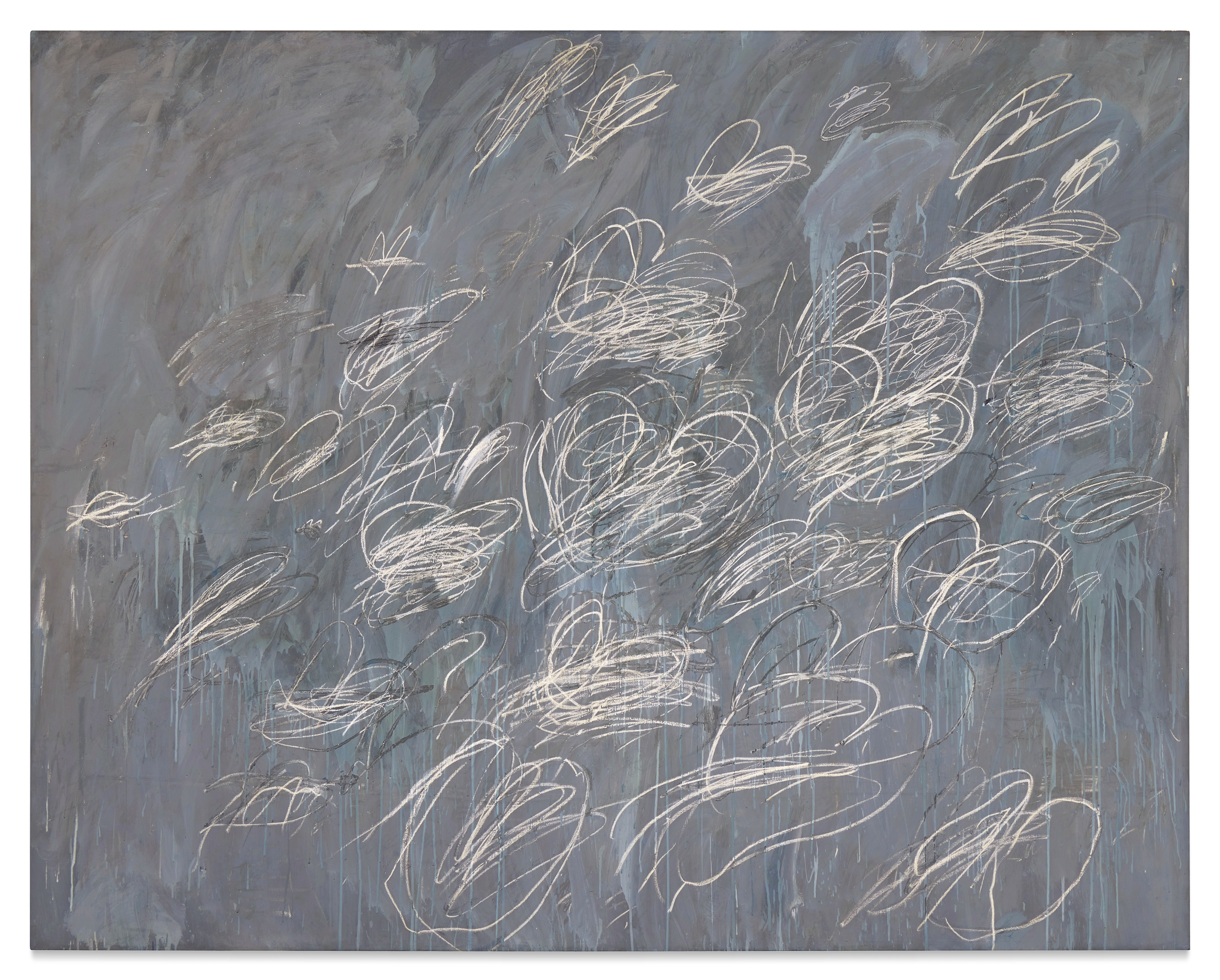 Cette œuvre Sans Titre de Cy Twombly présente des amas de gribouillis blancs et ronds sur un fond gris.