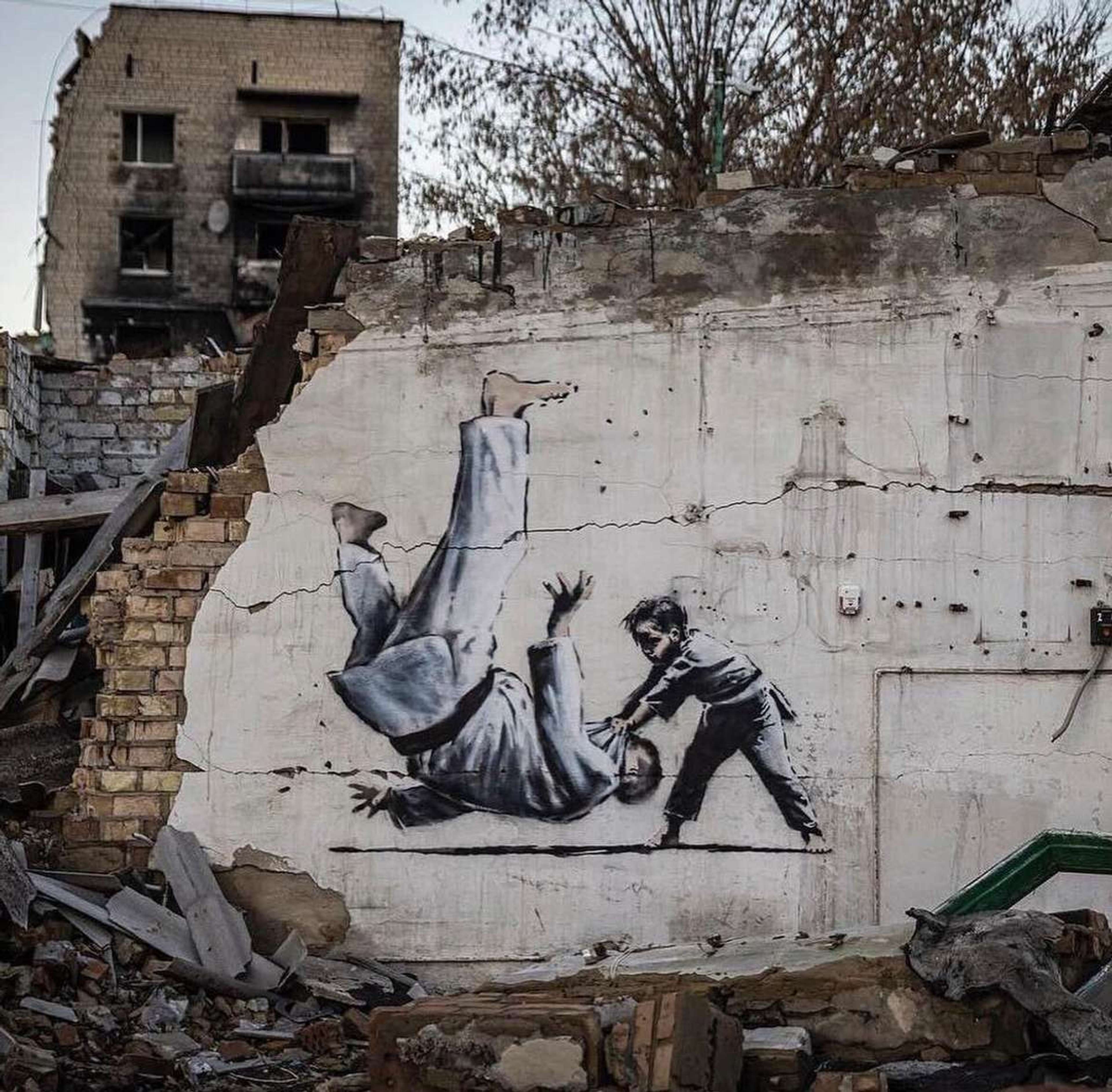 Cette murale de Banksy est réalisée sur la façade d'un immeuble à l'état semi-ruineux. Elle représente une jeune fille mettant K.O. un homme costaud en utilisant des techniques de judo.