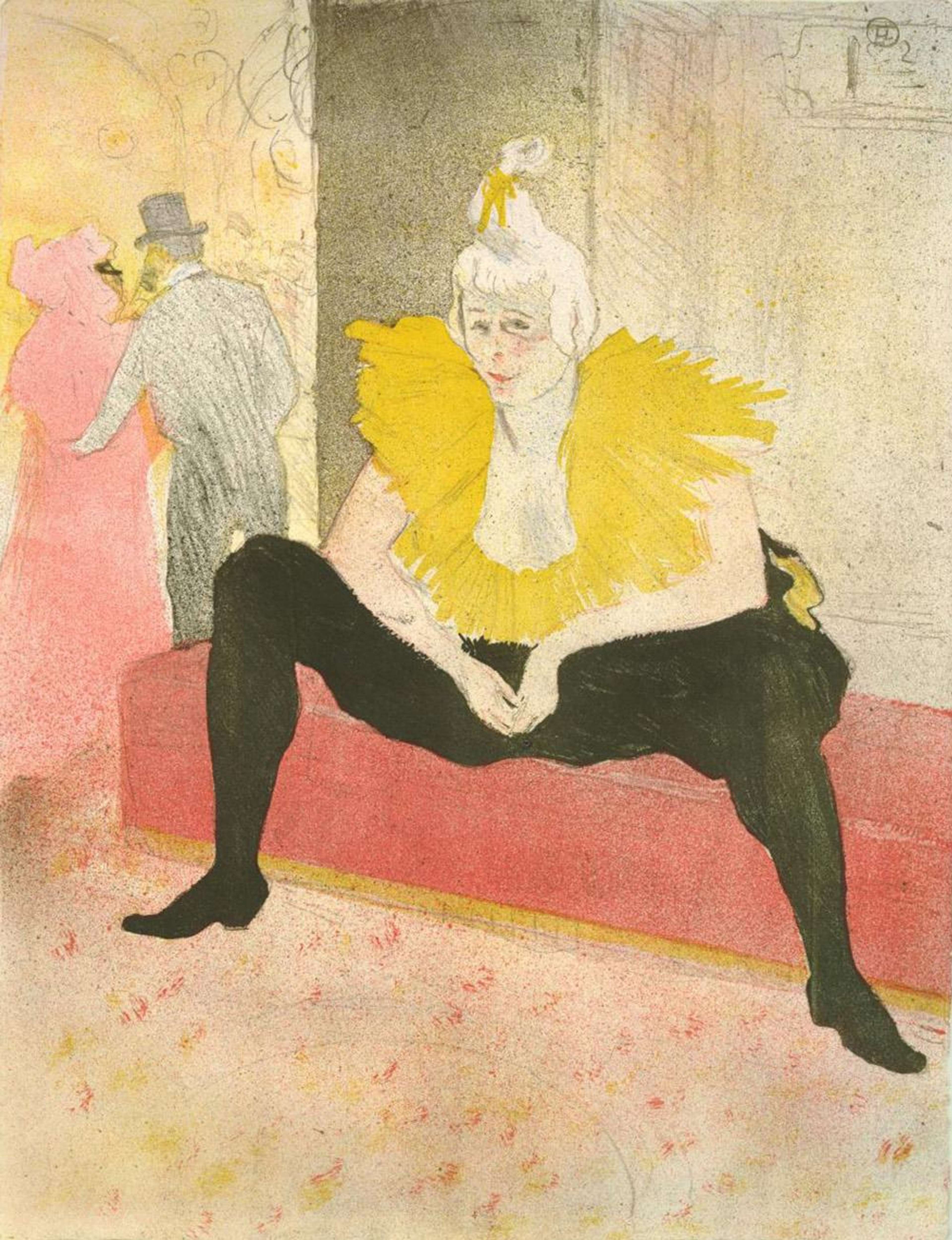 Une estampe représentant une artiste de cirque assise, vêtue d'une robe à froufrous. Sa silhouette semble pensive, légèrement tournée loin du spectateur, les épaules voûtées. Ses jambes, gainées de collants noirs, sont écartées. À l'arrière-plan, un homme en costume et haut-de-forme passe son bras autour d'une femme en robe rose. Les couleurs sont tamisées et douces, avec des contours et des détails subtils.