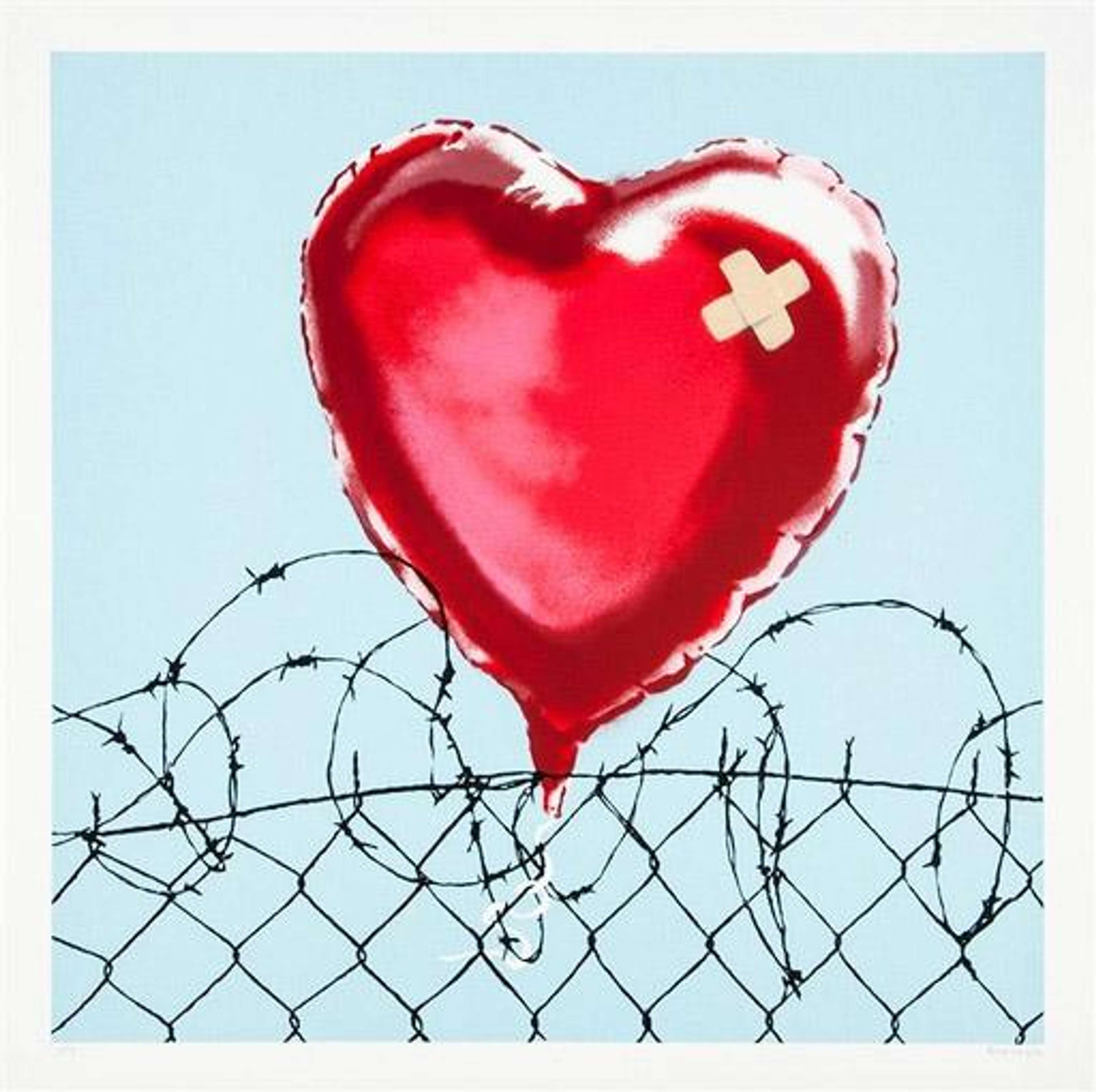 Ballon rouge en forme de cœur accroché à une clôture de barbelés dans une composition dépouillée façon pochoir par Banksy.