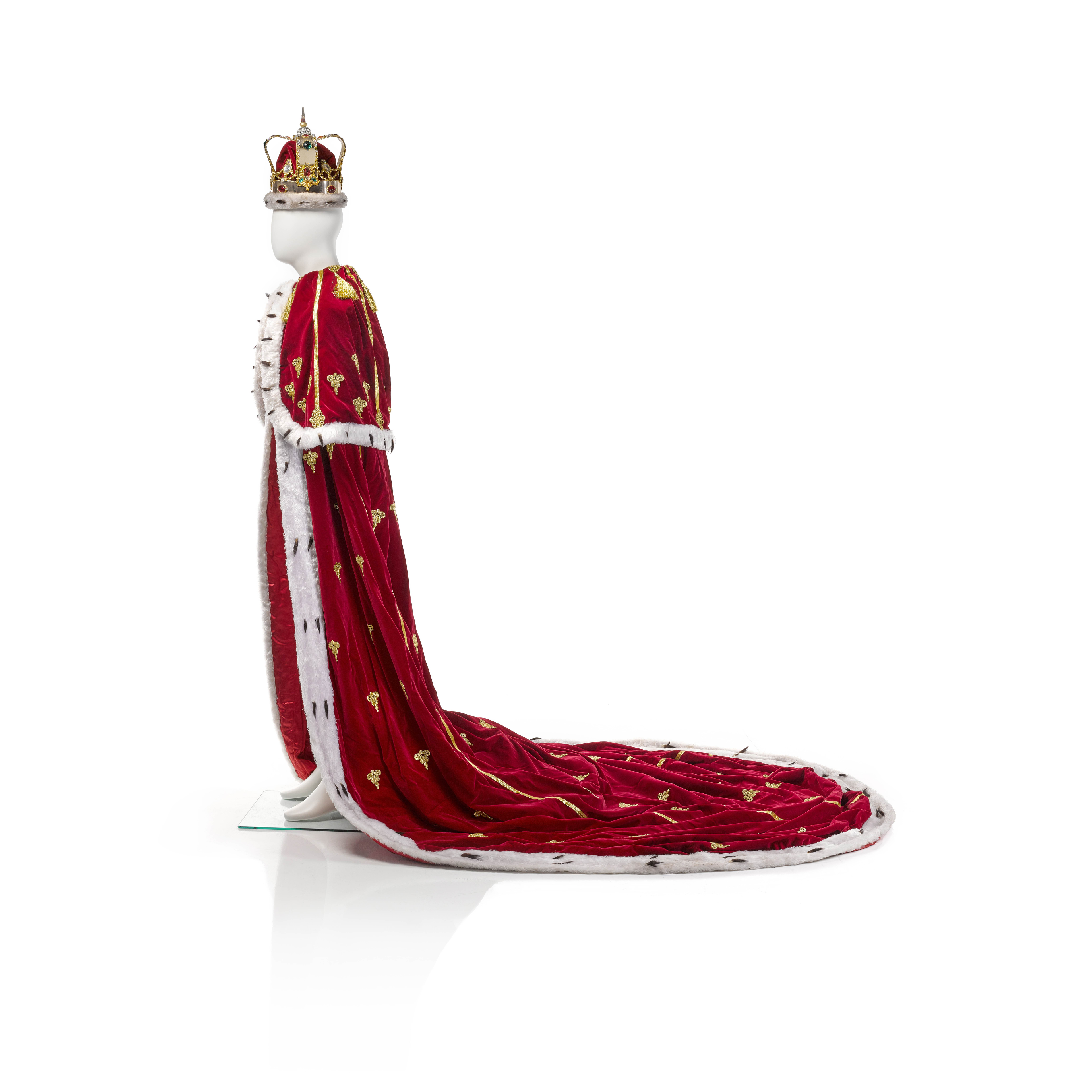 Une image d'un mannequin portant la couronne dorée et la cape en velours rouge de Freddie Mercury, sur fond blanc.