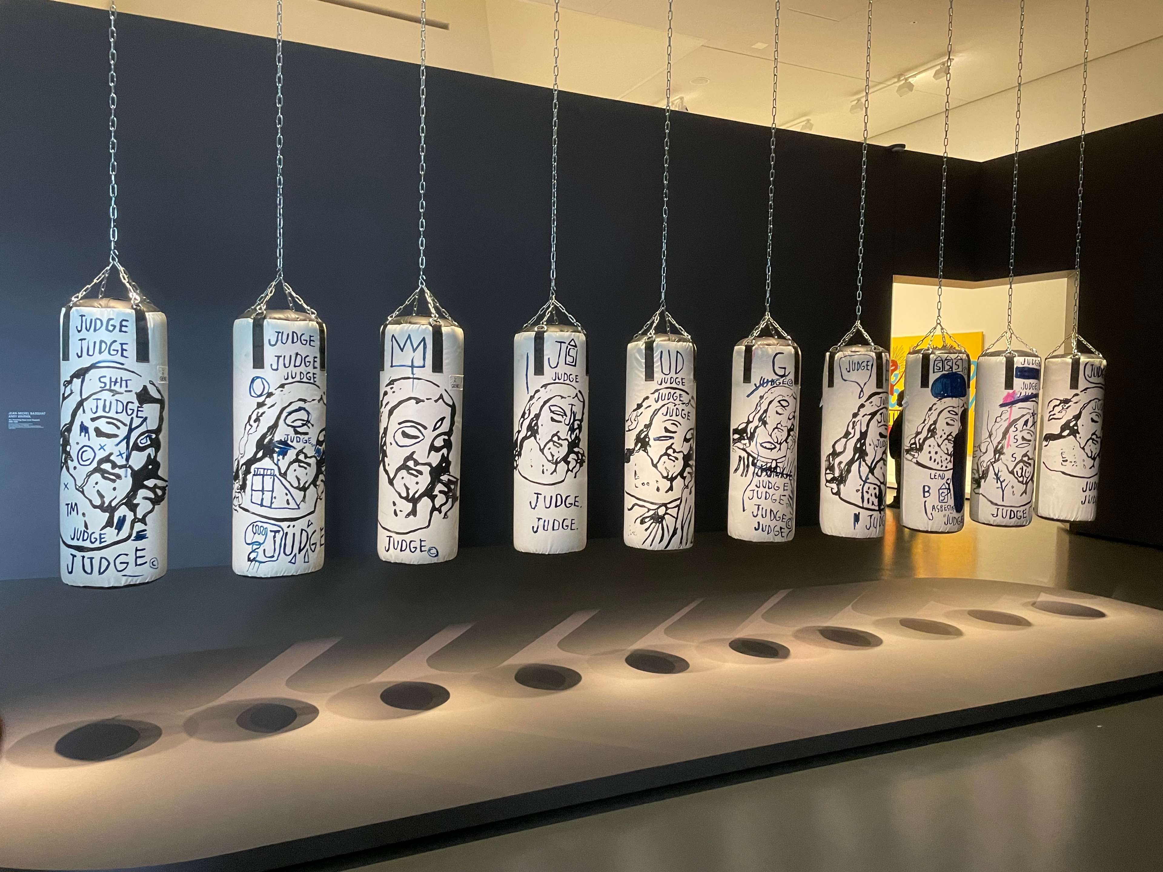 Vue de l'installation de *Ten Punching Bags (Last Supper)* lors de l'exposition « Peindre par quatre mains » à la Fondation Louis Vuitton.