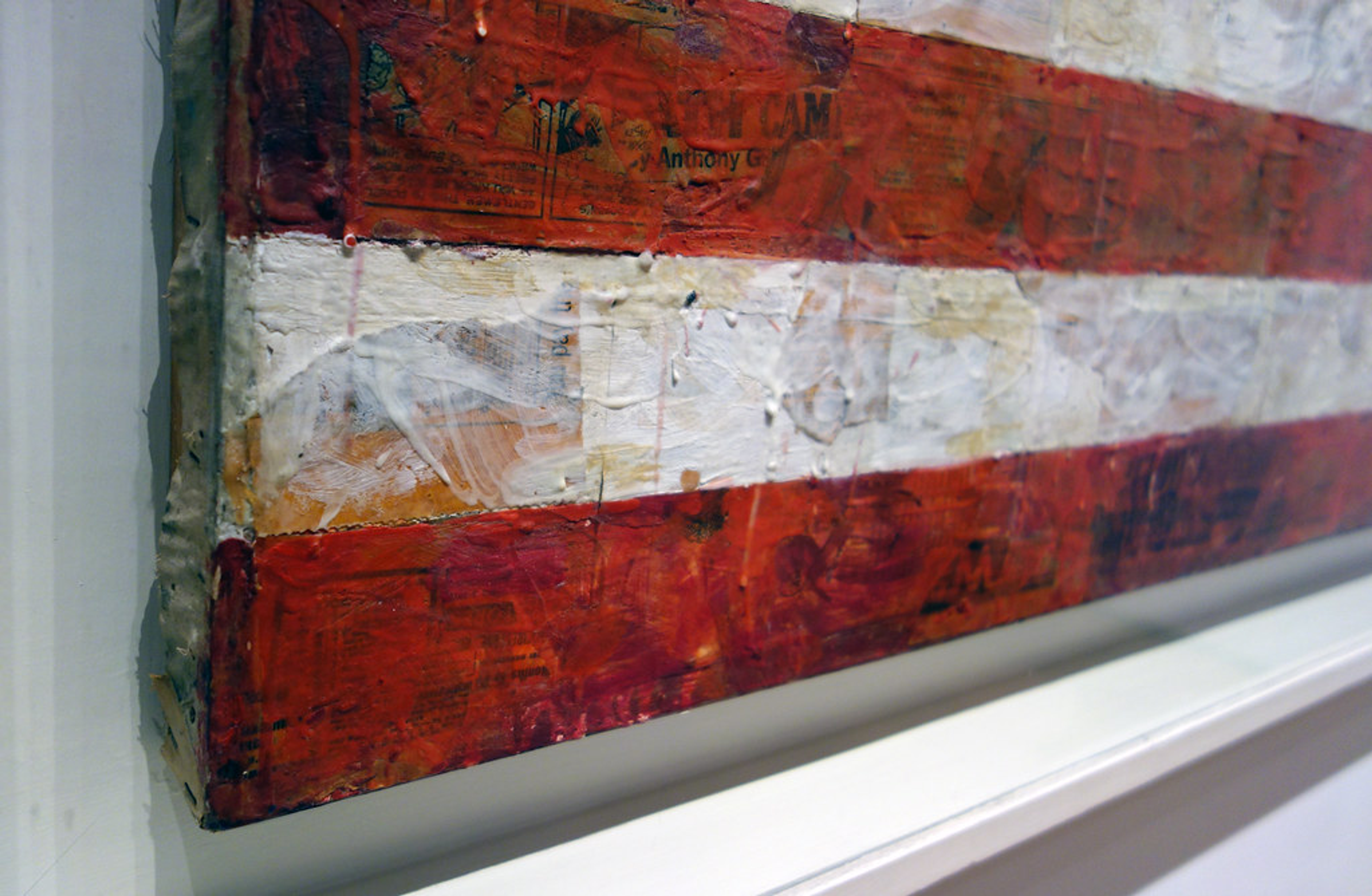 Gros plan sur l'un des drapeaux de Jasper Johns, montrant la cire épaisse qui ajoute de la texture à la toile.