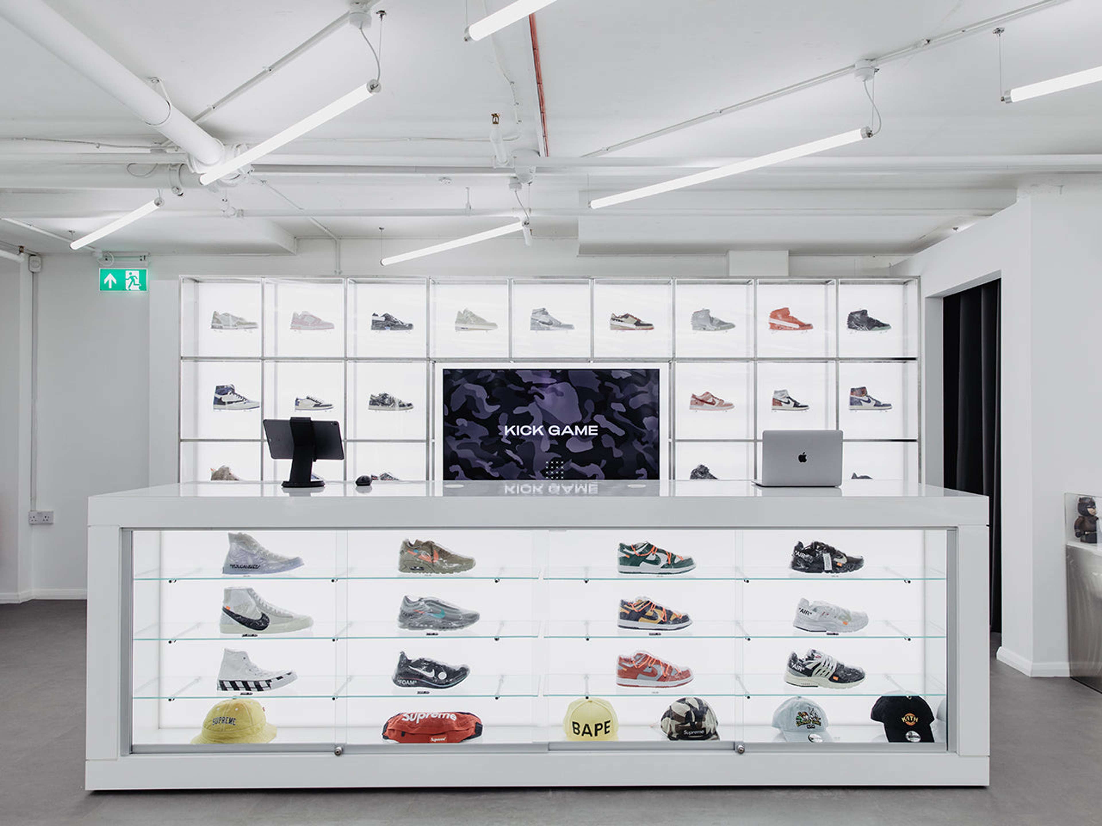 Une image de l'un des magasins de baskets de KickGame, montrant toutes les chaussures sur un fond blanc.