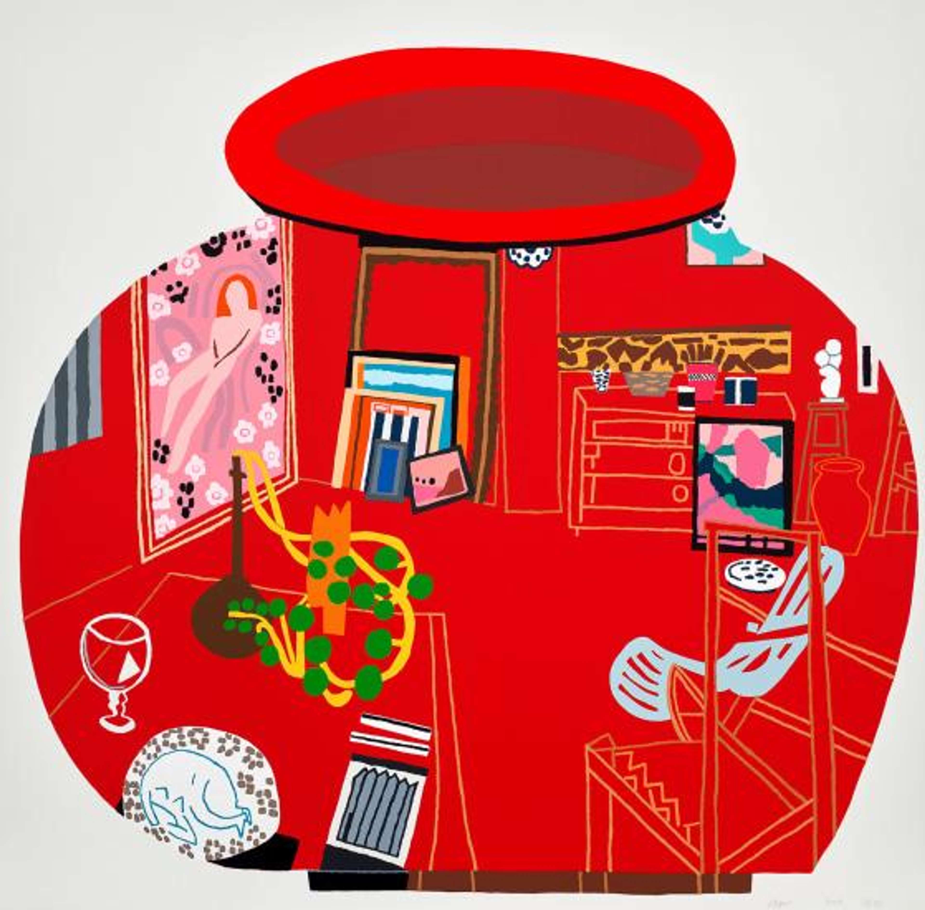 Cette estampe aux couleurs vives représente un vase rouge imprimé d'une pièce remplie d'objets, notamment des œuvres d'art, des toiles, des chaises, un verre à vin et une commode.