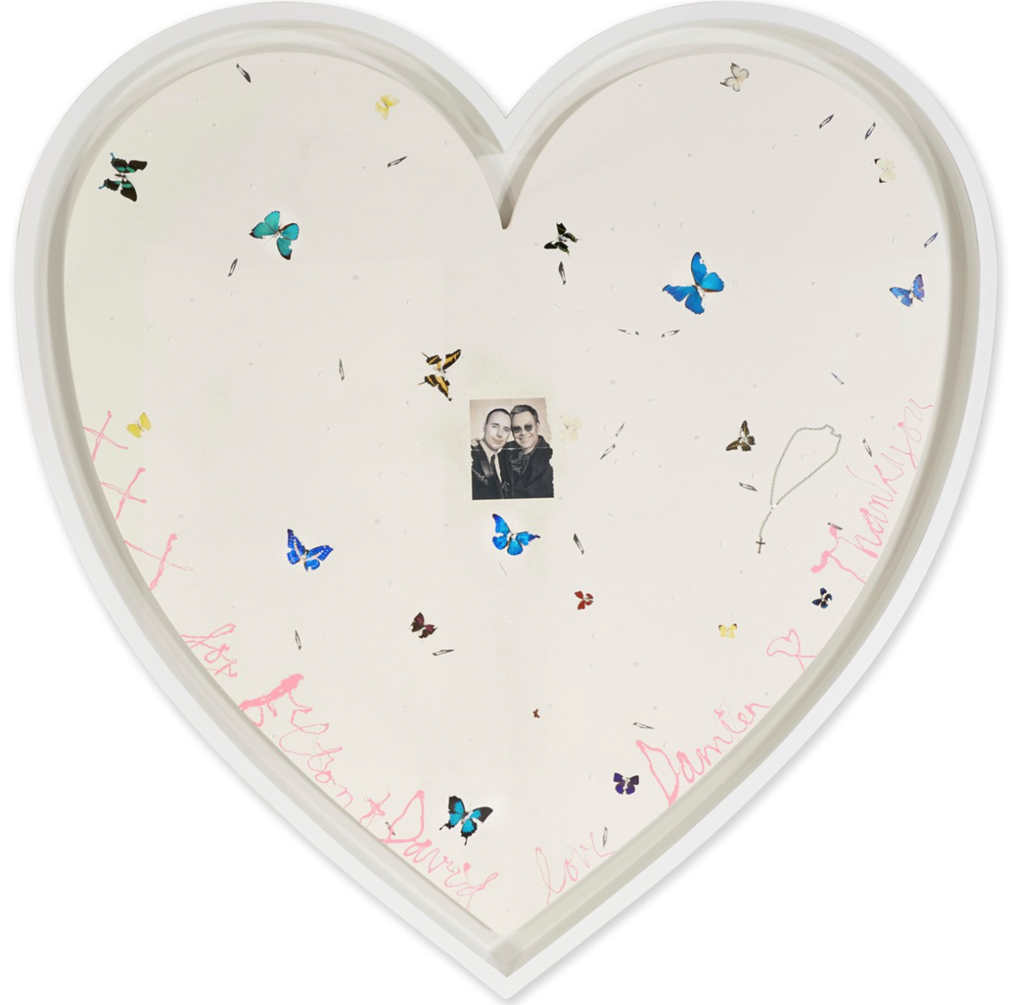 Une toile en forme de cœur est parsemée de papillons qui entourent le portrait d'Elton John et de son partenaire David Furness. Damien Hirst l'a signée en rose.