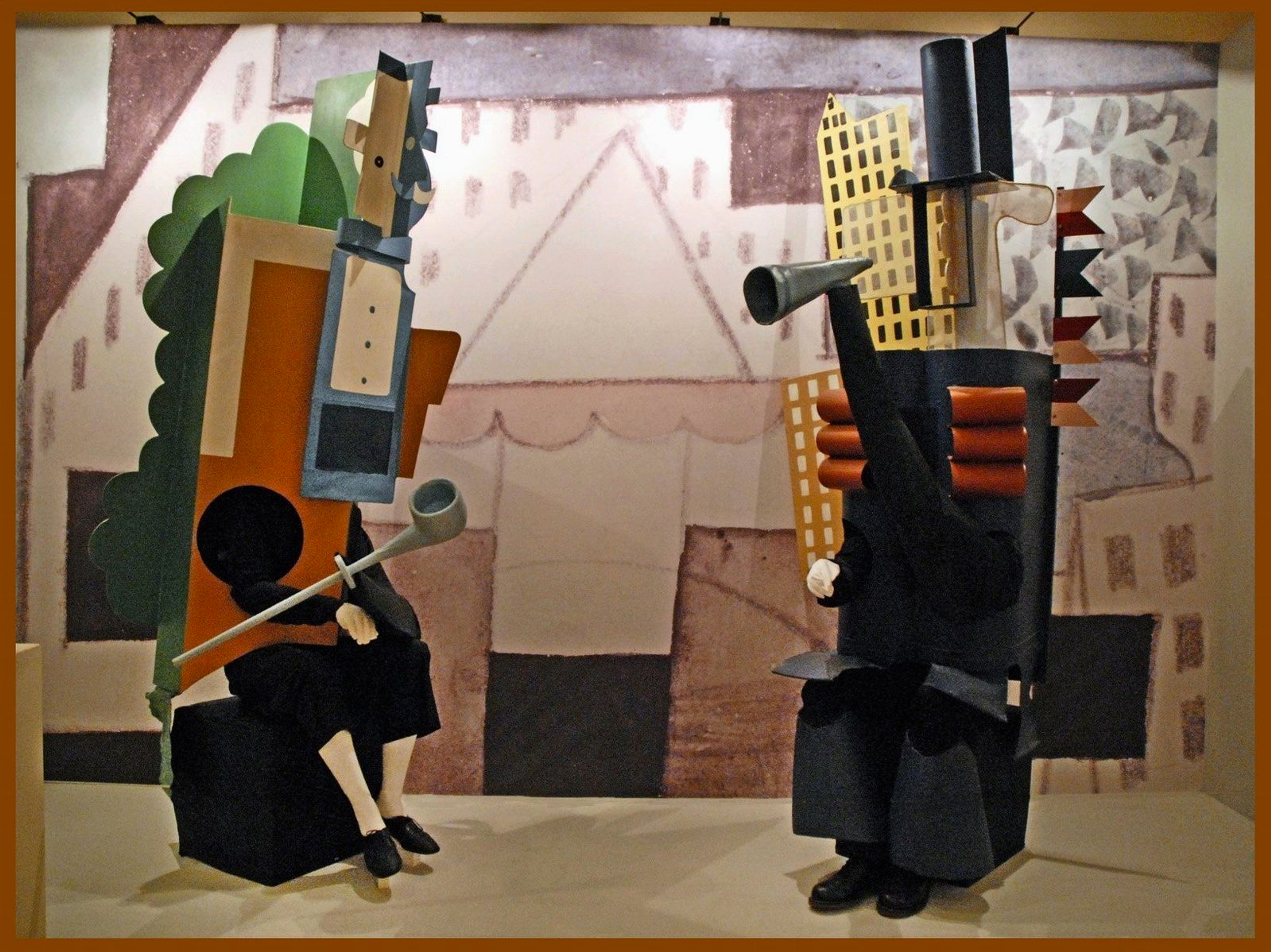 Deux ensembles de costumes cubistes conçus par Pablo Picasso pour le ballet Parade.