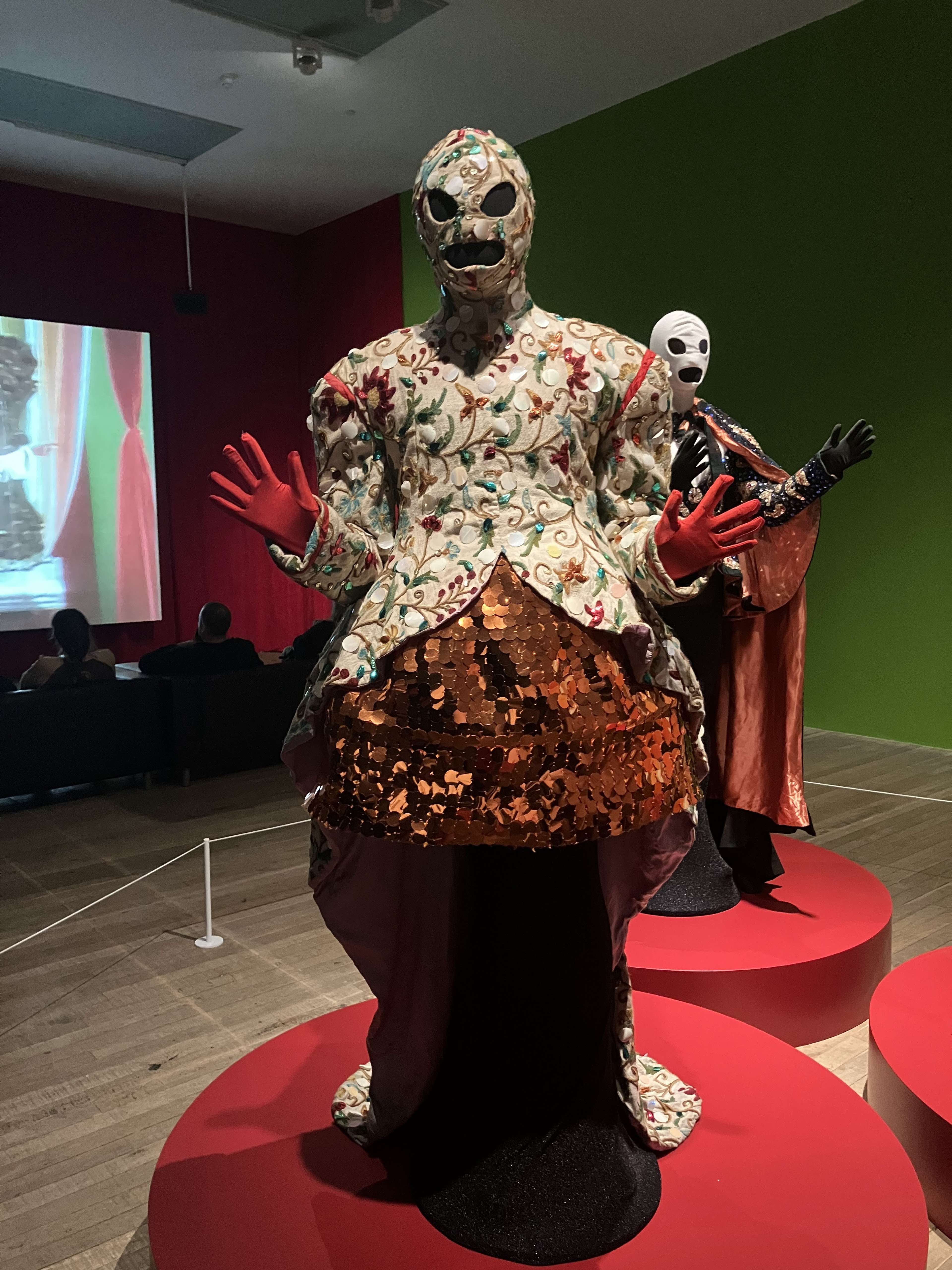 Costume de mode à sequins orné d'un masque de gimp modifié