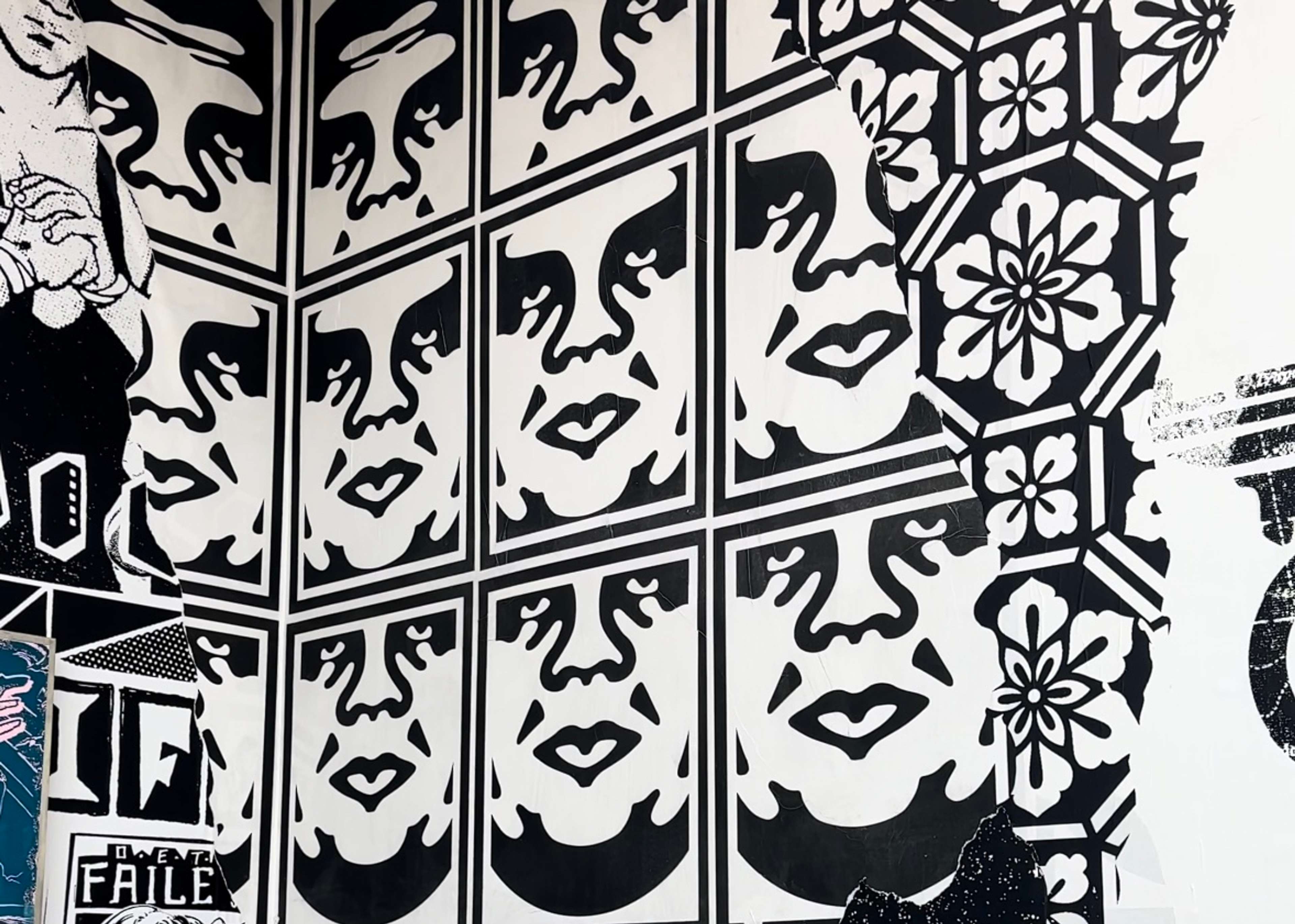 Vue d'installation de Shepard Fairey à Beyond The Streets London © MyArtBroker 2023