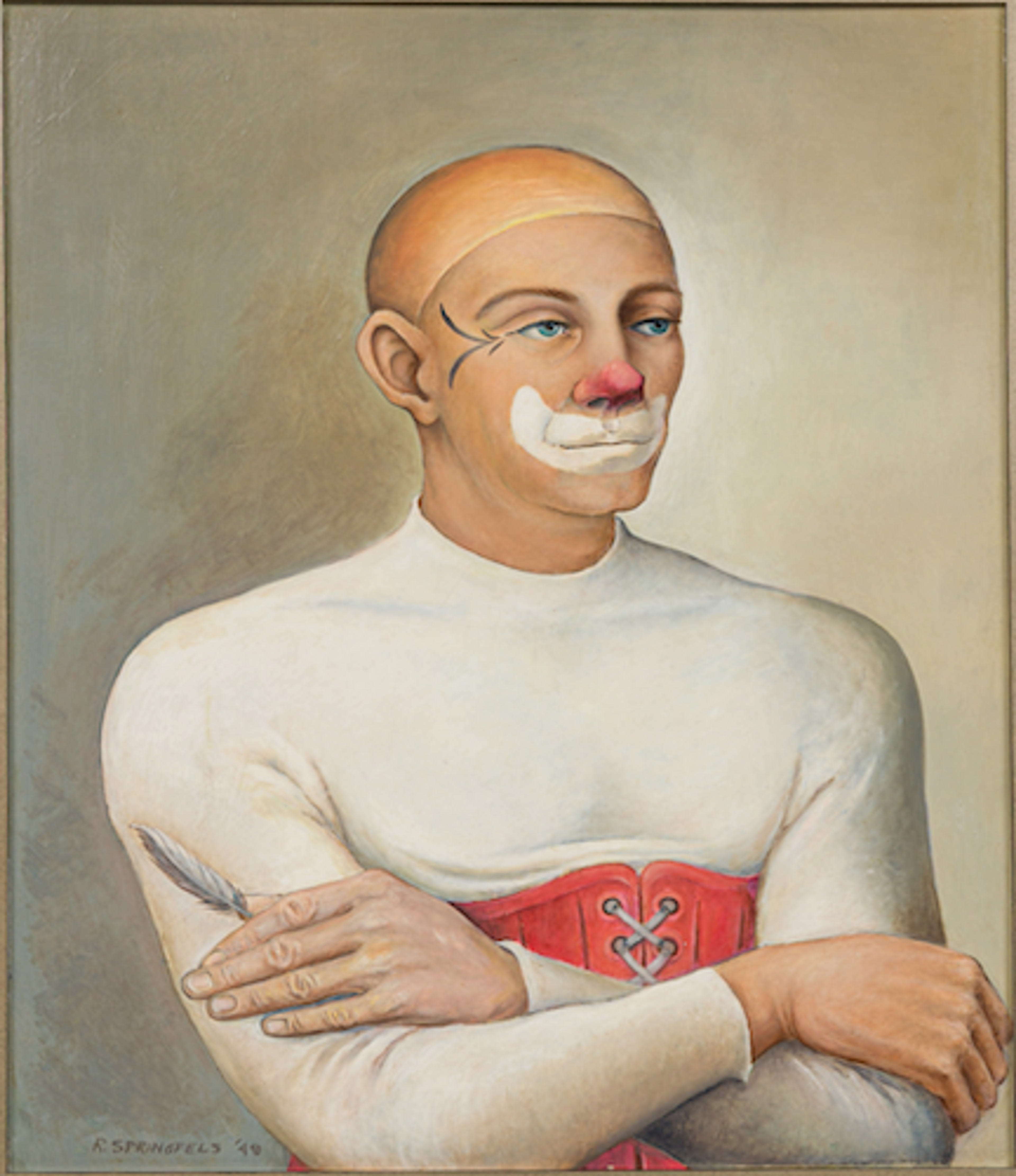 Peinture réaliste représentant un portrait d'un clown masculin à l'expression solennelle. Il a le crâne chauve, les yeux bleus, et un maquillage de clown traditionnel comprenant un nez rouge, une bouche peinte en blanc et des motifs faciaux noirs. Il porte une chemise blanche ajustée avec une ceinture rouge rappelant un corset. Ses bras sont croisés et il tient une petite plume dans une main. L'arrière-plan est d'un ton beige sourd. La peinture est signée « R. Sprengfels '49 » dans le coin inférieur gauche.