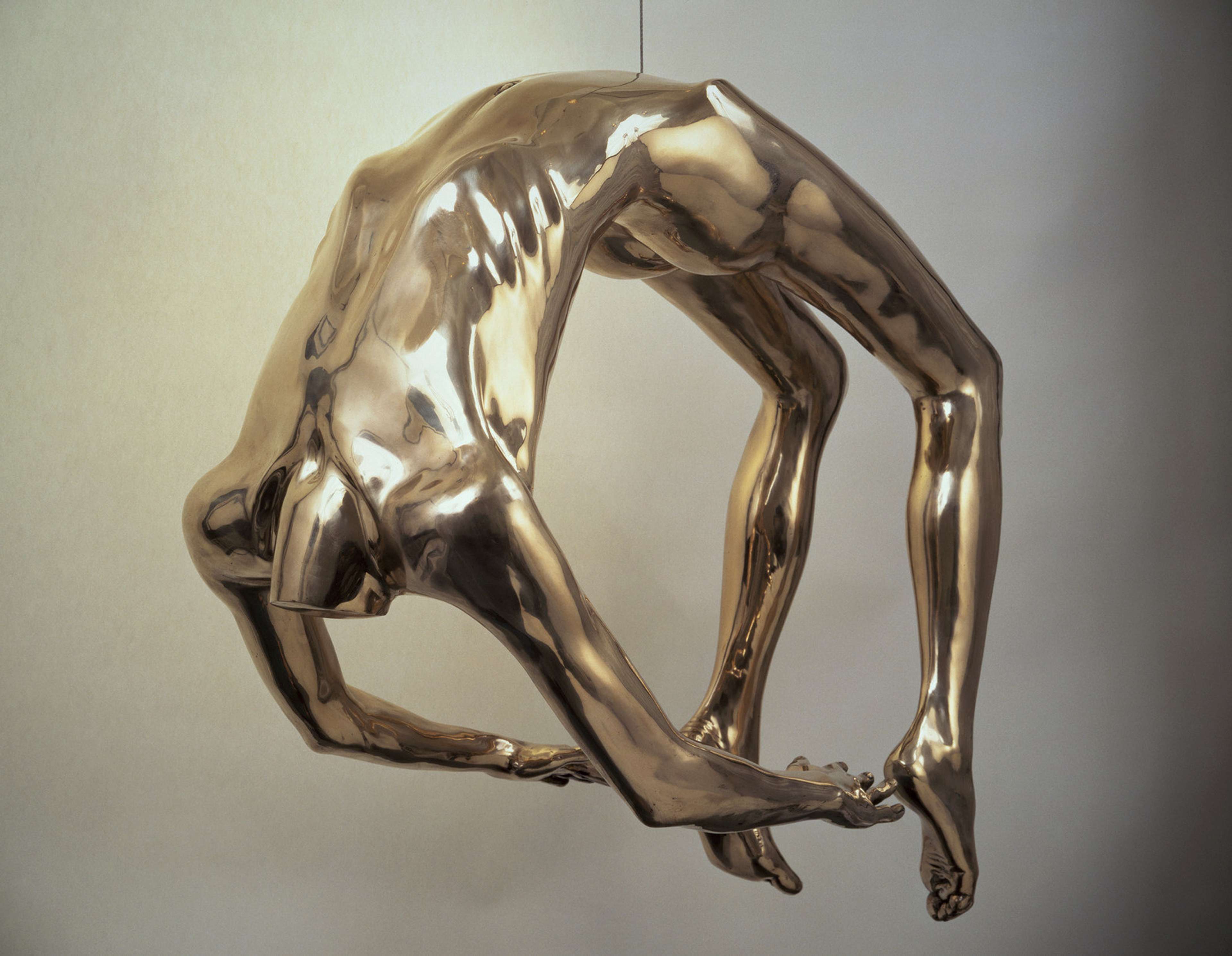 Photographie de la statue en bronze « Arch Of Hysteria » de l'artiste Louise Bourgeois. Une figure sans tête dont le dos forme une arche, créée par la torsion exercée pour que les talons touchent les pieds.
