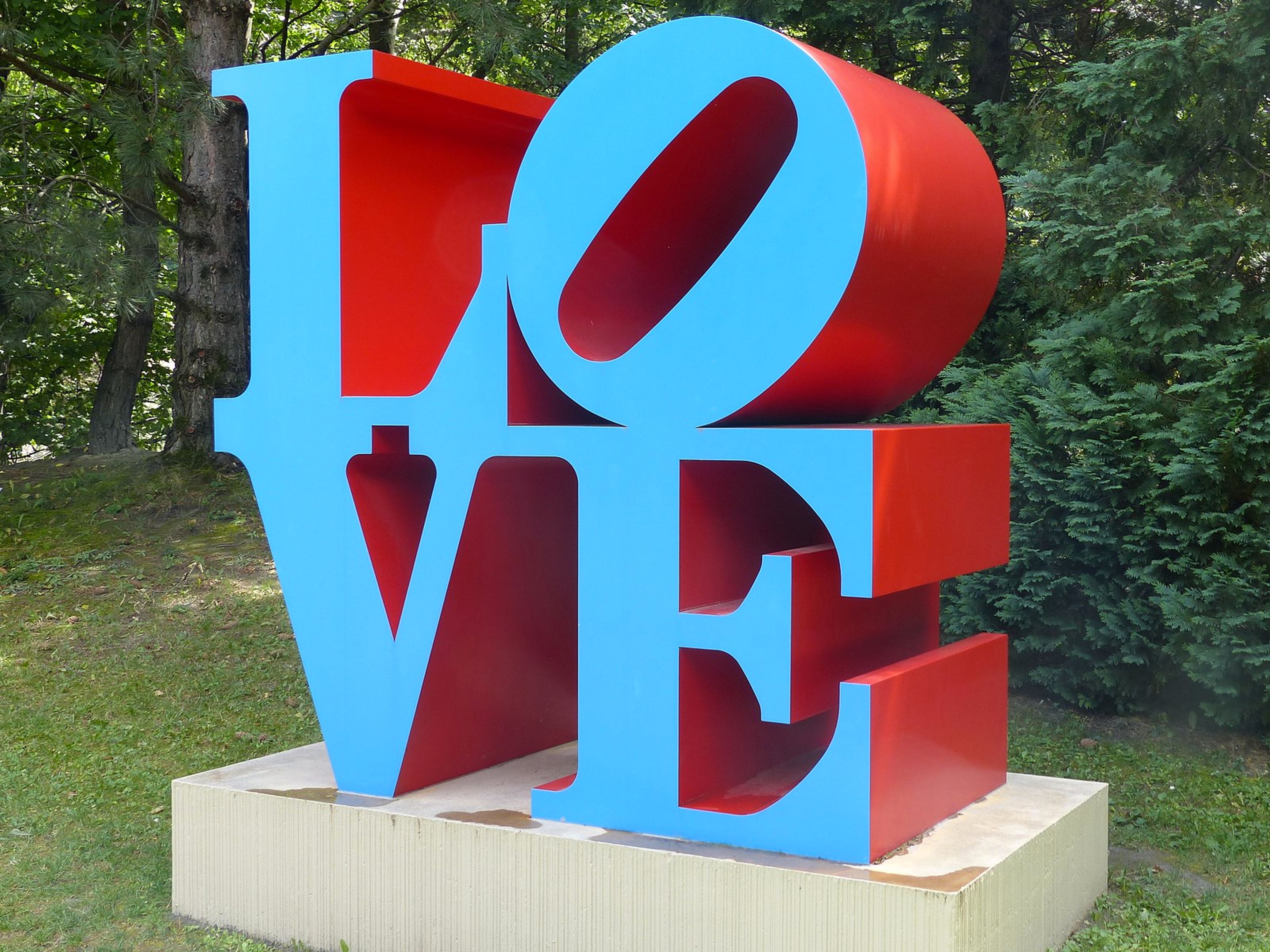 Le mot LOVE est sculpté en lettres géantes, rouges et bleues, par l'artiste Robert Indiana.