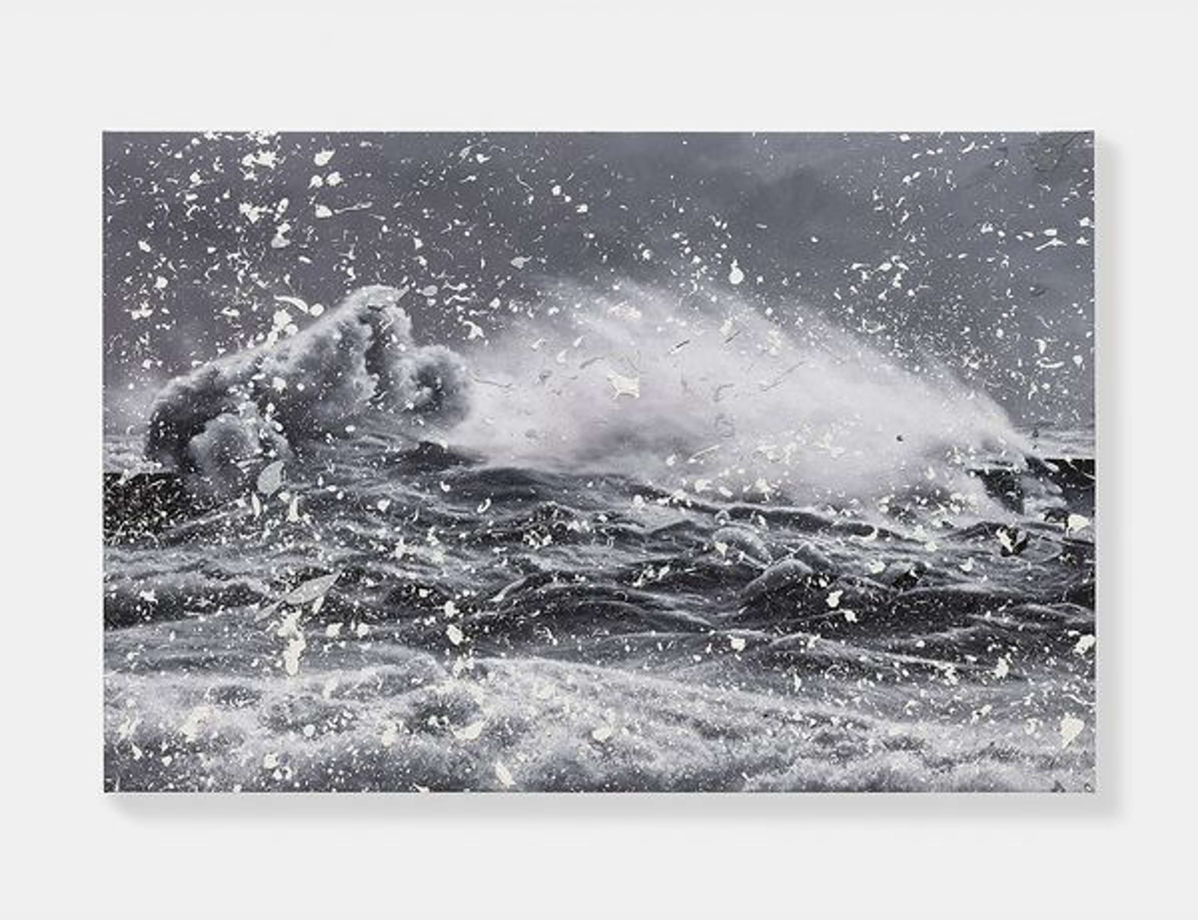 Une image du tableau « Cyclone » de Damien Hirst, montrant une vague de grande taille et photoréaliste émergeant de la mer. L'eau jaillit vers le haut, et une grande quantité d'éclaboussures de peinture blanche et grise recouvre partiellement l'œuvre.