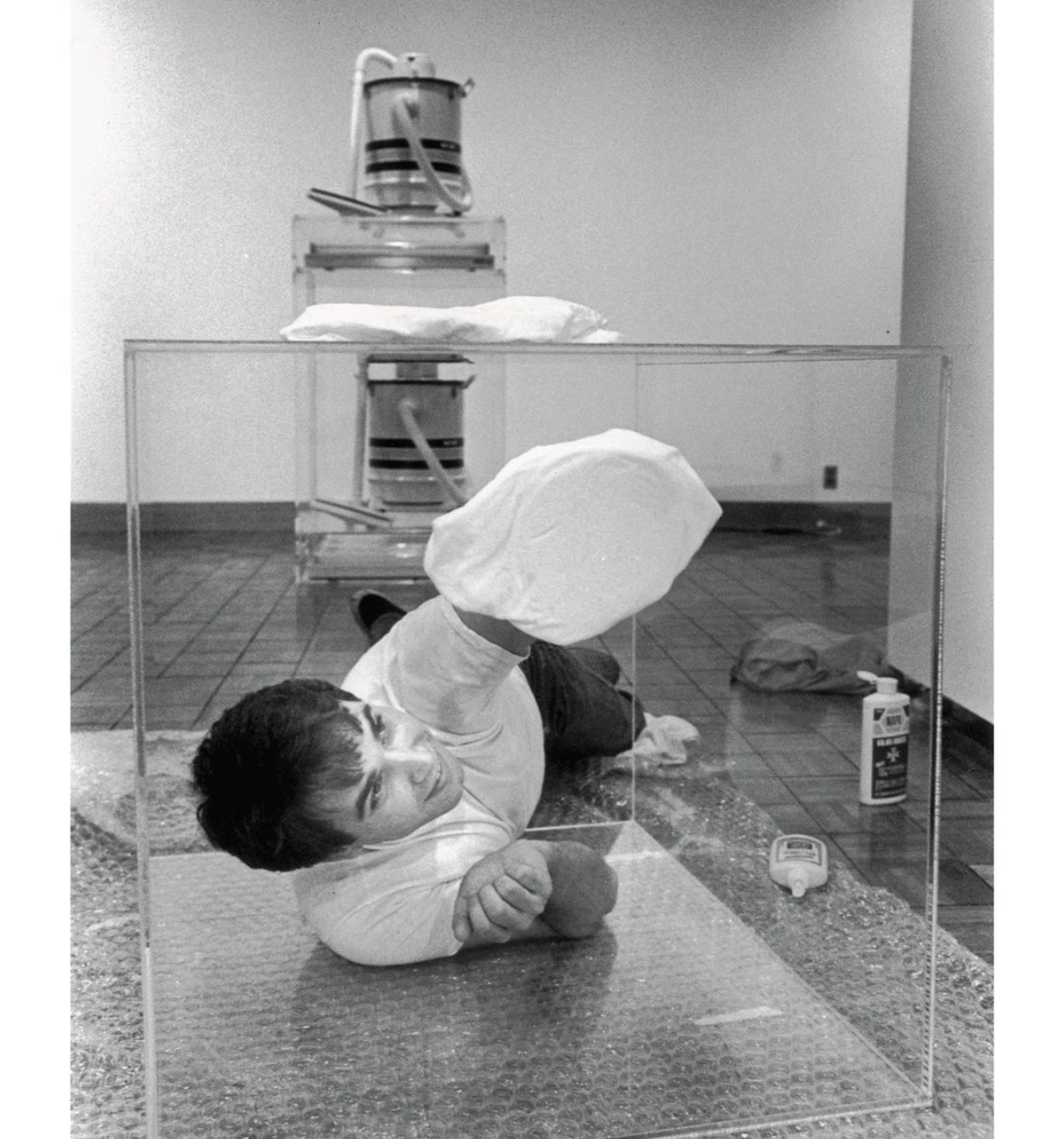 Jeff Koons, « Installing New Shelton Wet/Drys 10 Gallon Doubledecker » (1981)