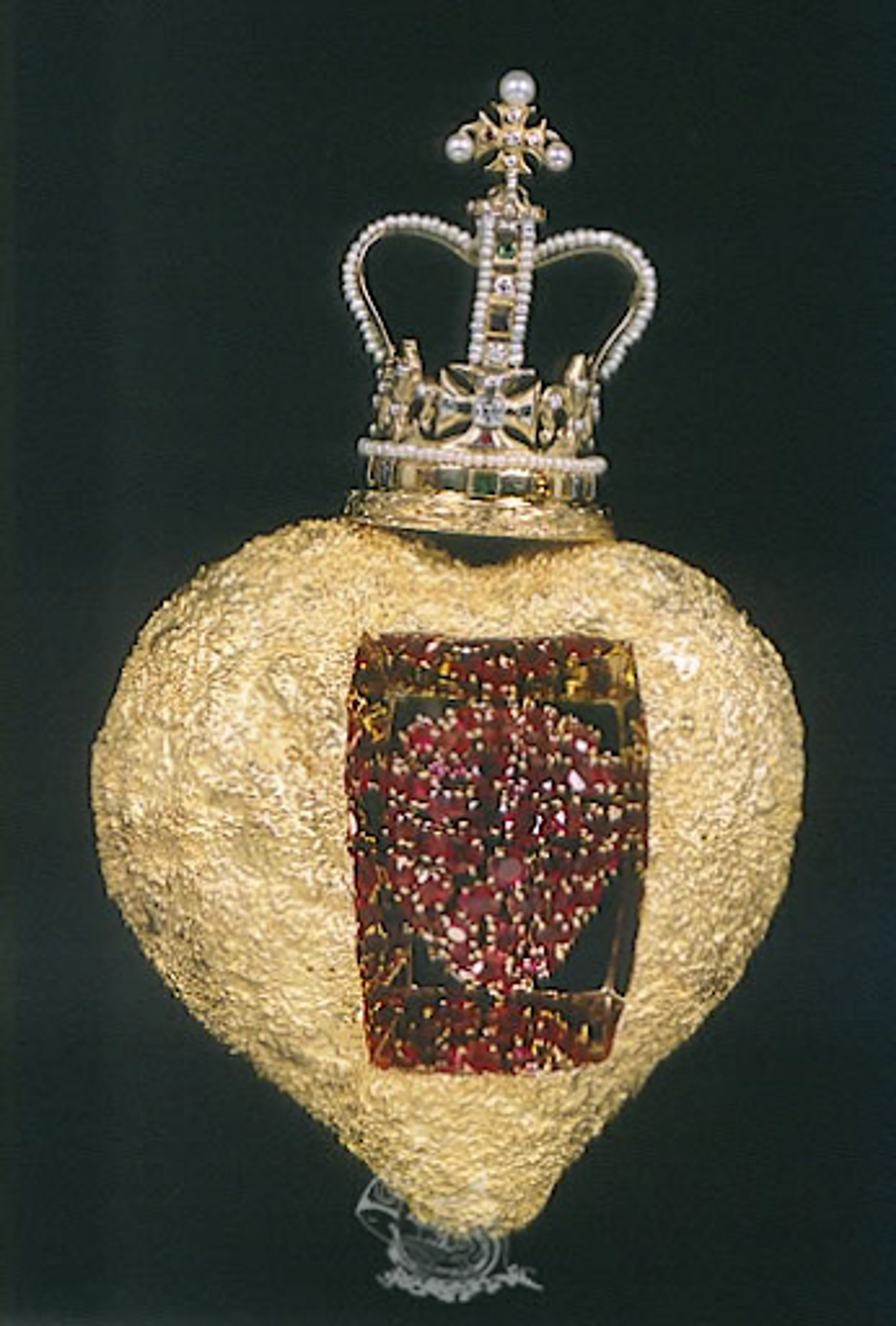 « Royal Heart » de Salvador Dalí. Un cœur en or surmonté d'une couronne et orné d'un ensemble de pierres précieuses rouges en son centre.