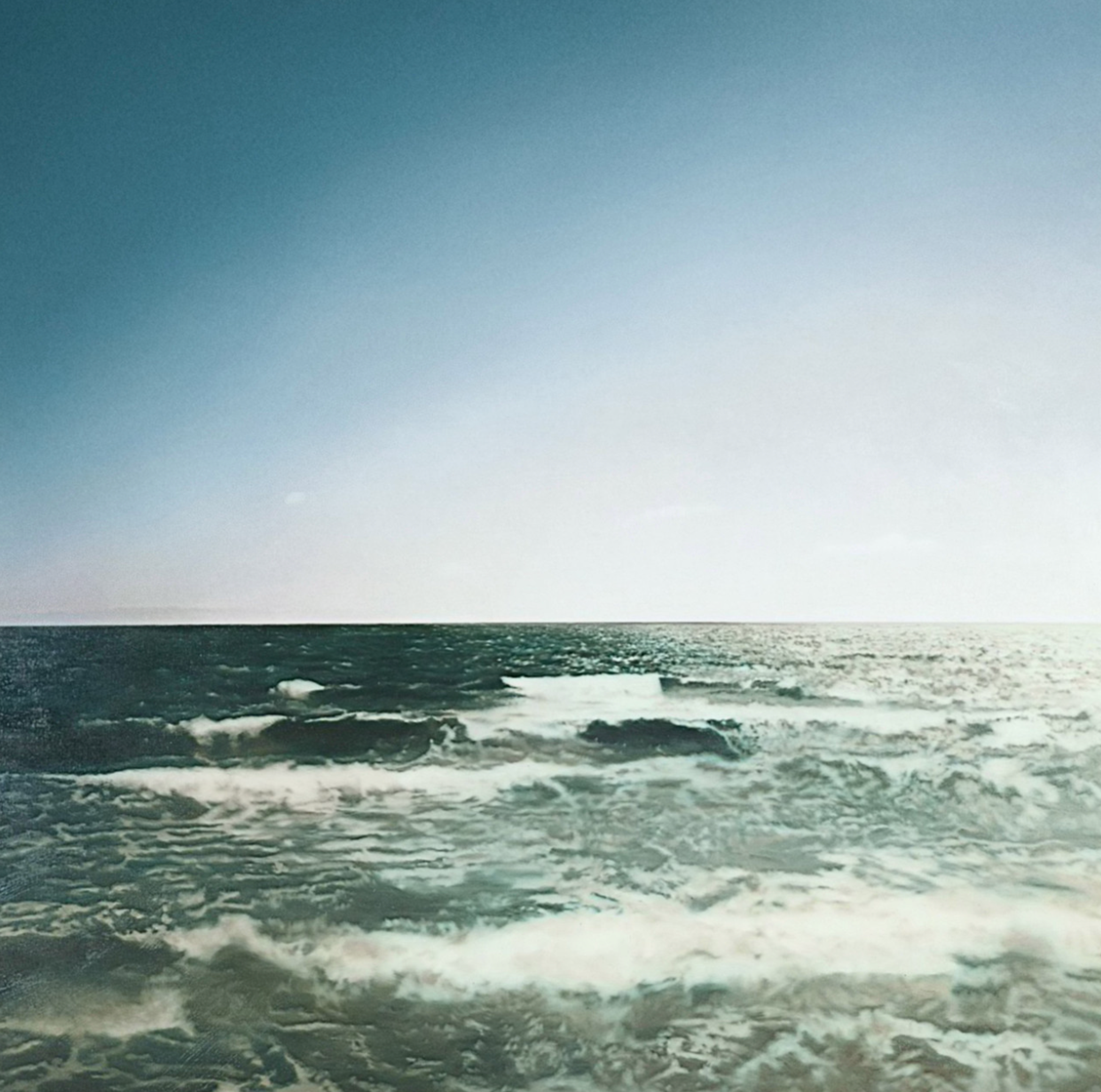 Peinture photoréaliste de Gerhard Richter, représentant la mer d'un vert trouble sur fond de ciel blanc et bleu vif.
