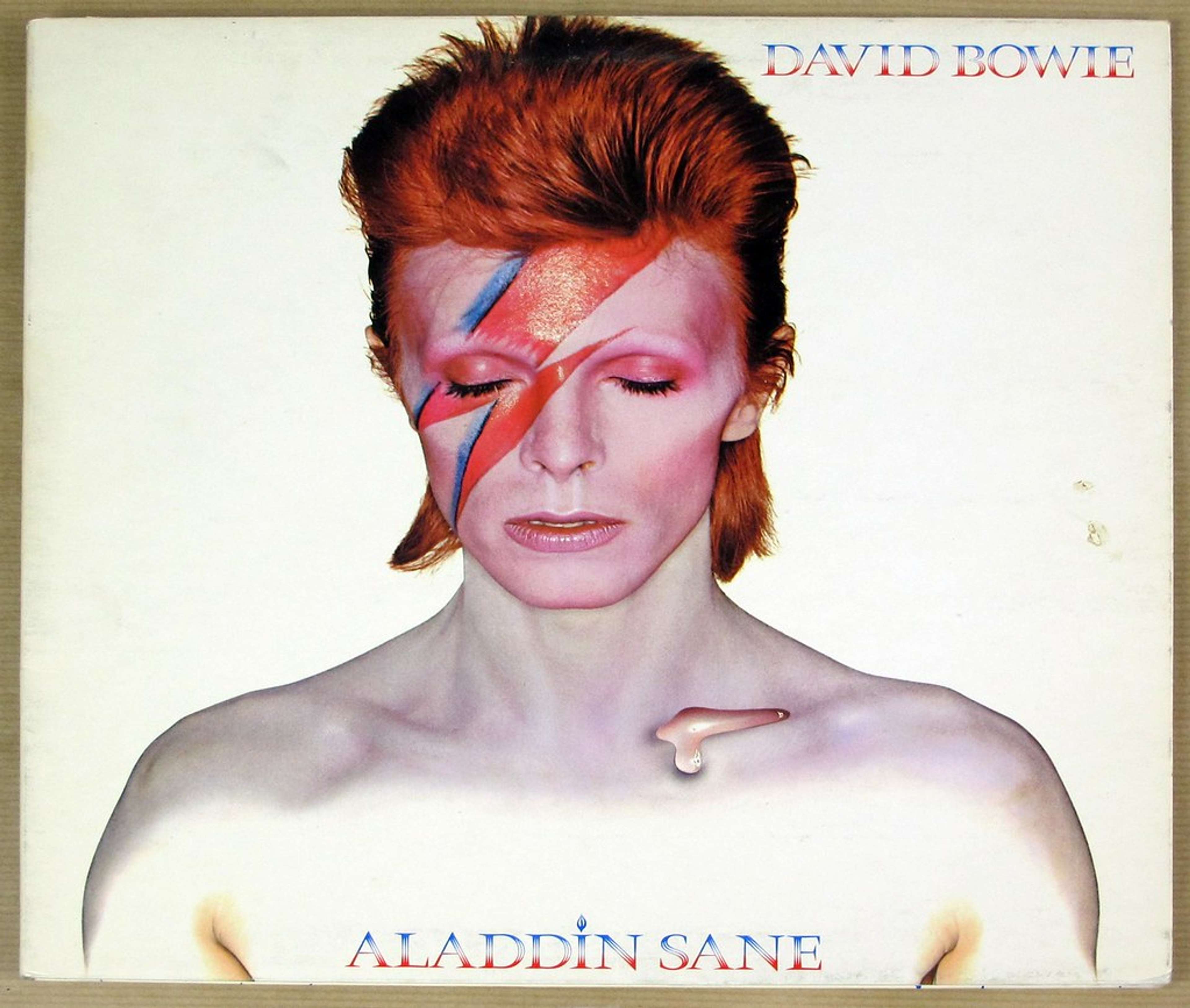Une image de Bowie sur la couverture d'« Aladdin Sane » dans son maquillage caractéristique, avec un éclair traversant son visage.
