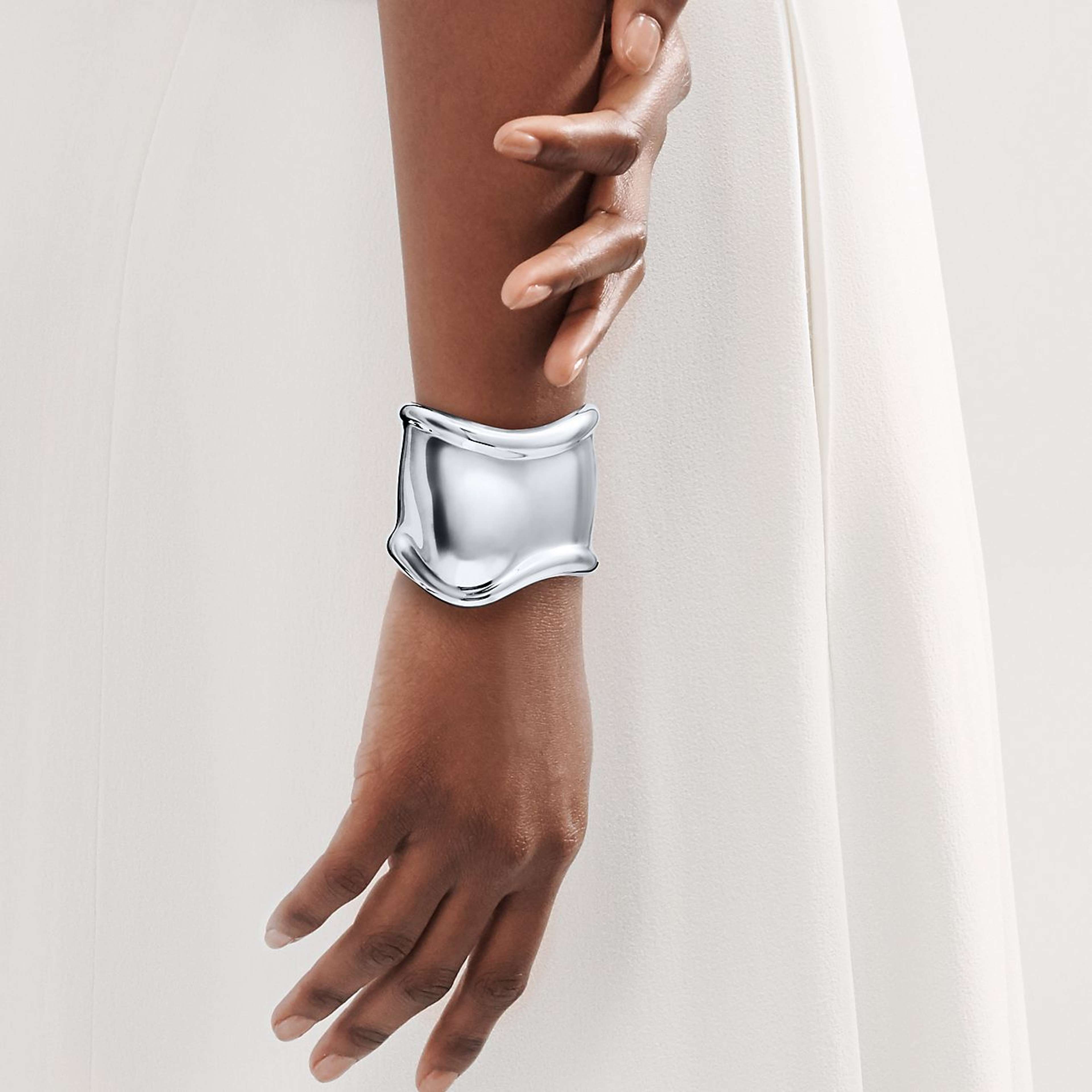 Une image d'un mannequin portant une version argentée du bracelet Bone Cuff d'Elsa Peretti pour Tiffany & Co.