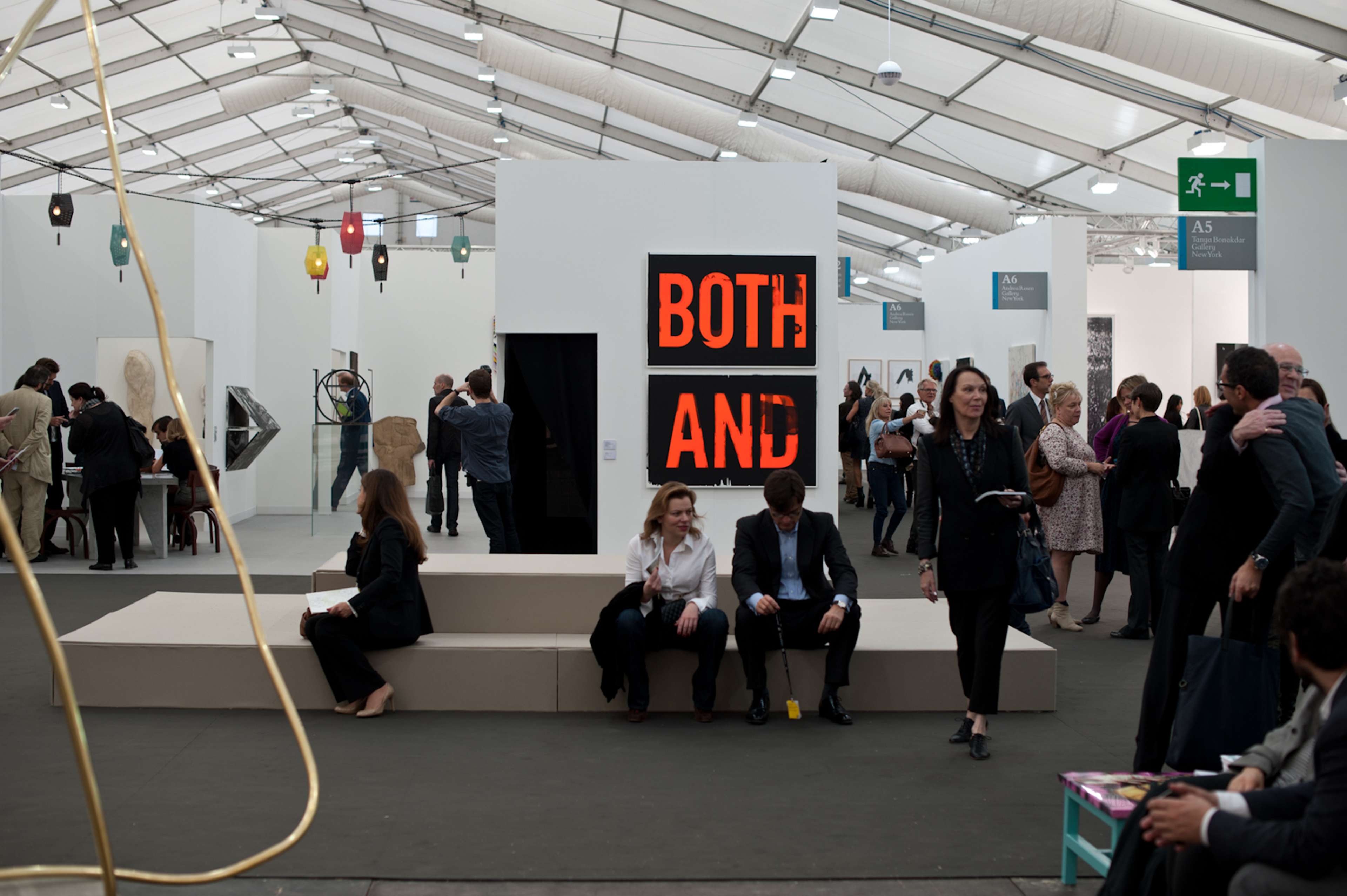 Exposition d'art où les gens se rassemblent pour admirer les œuvres