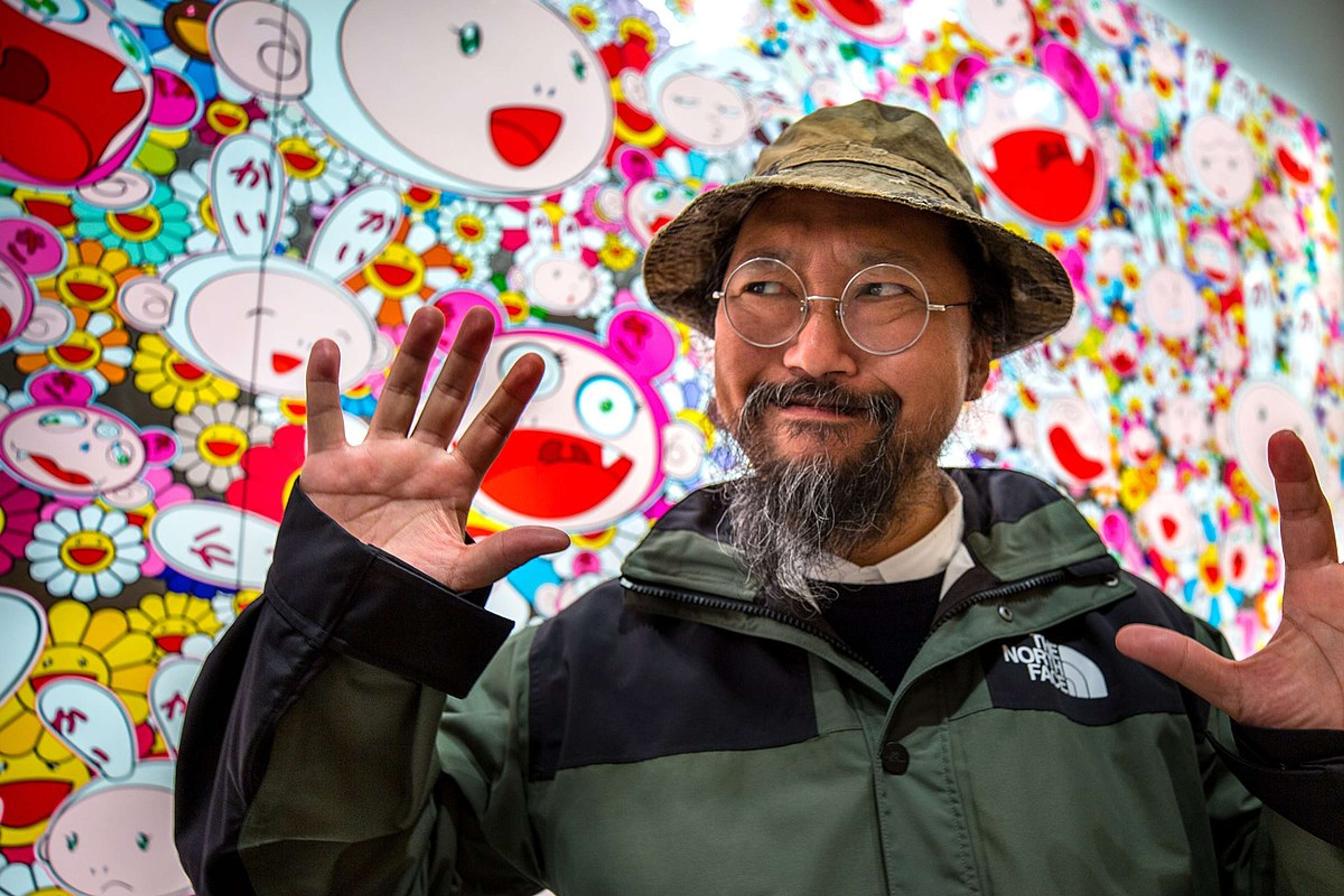 Takashi Murakami se tenait devant l'une de ses œuvres au Museum of Fine Arts de Boston.