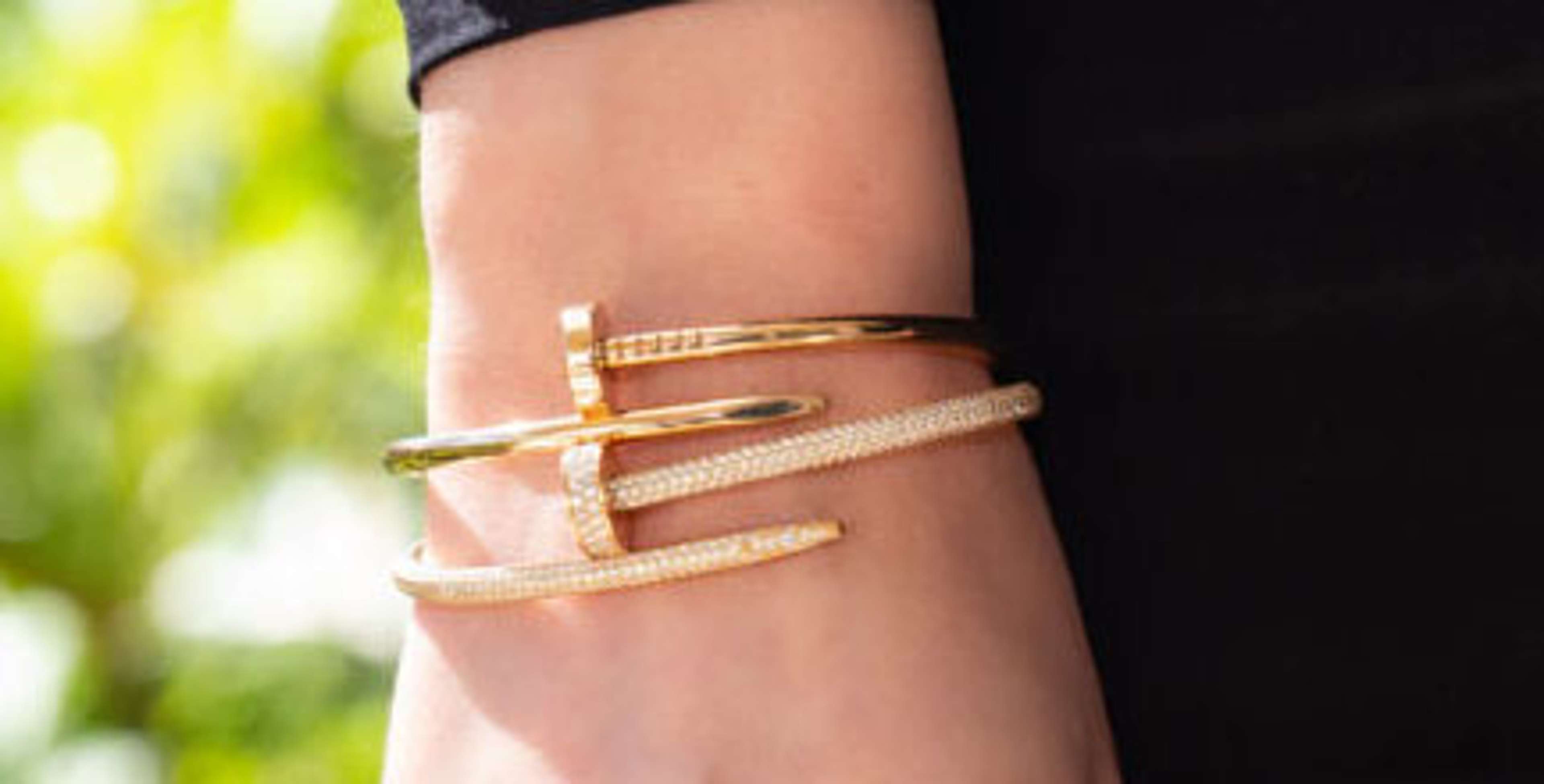 Une image d'un mannequin portant deux types de bracelets Juste Un Clou de Cartier.