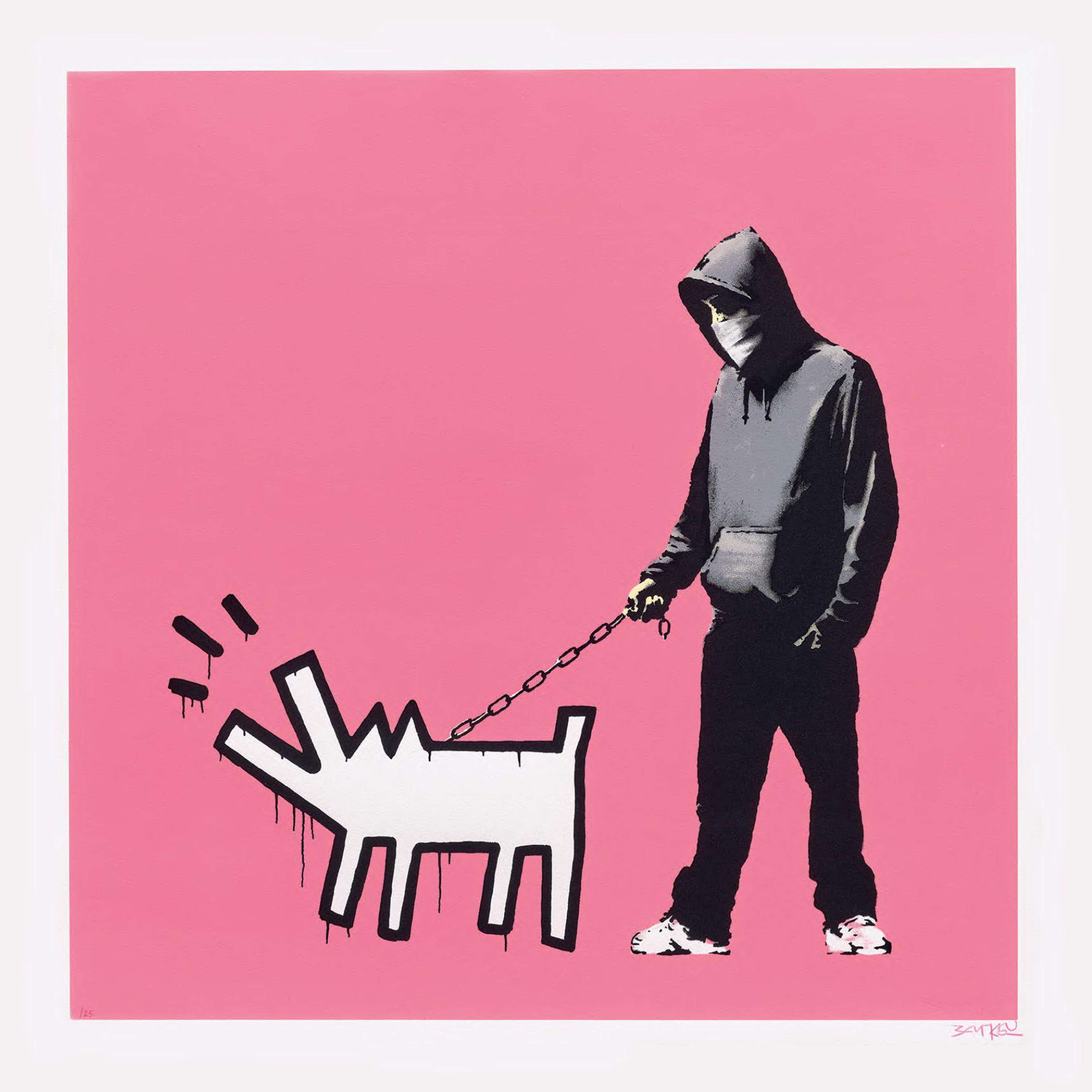 Une sérigraphie de Banksy représentant une figure encapuchonnée tenant la laisse d'un chien modelé d'après le « Barking Dog » de Keith Haring, le tout sur fond rose vif.