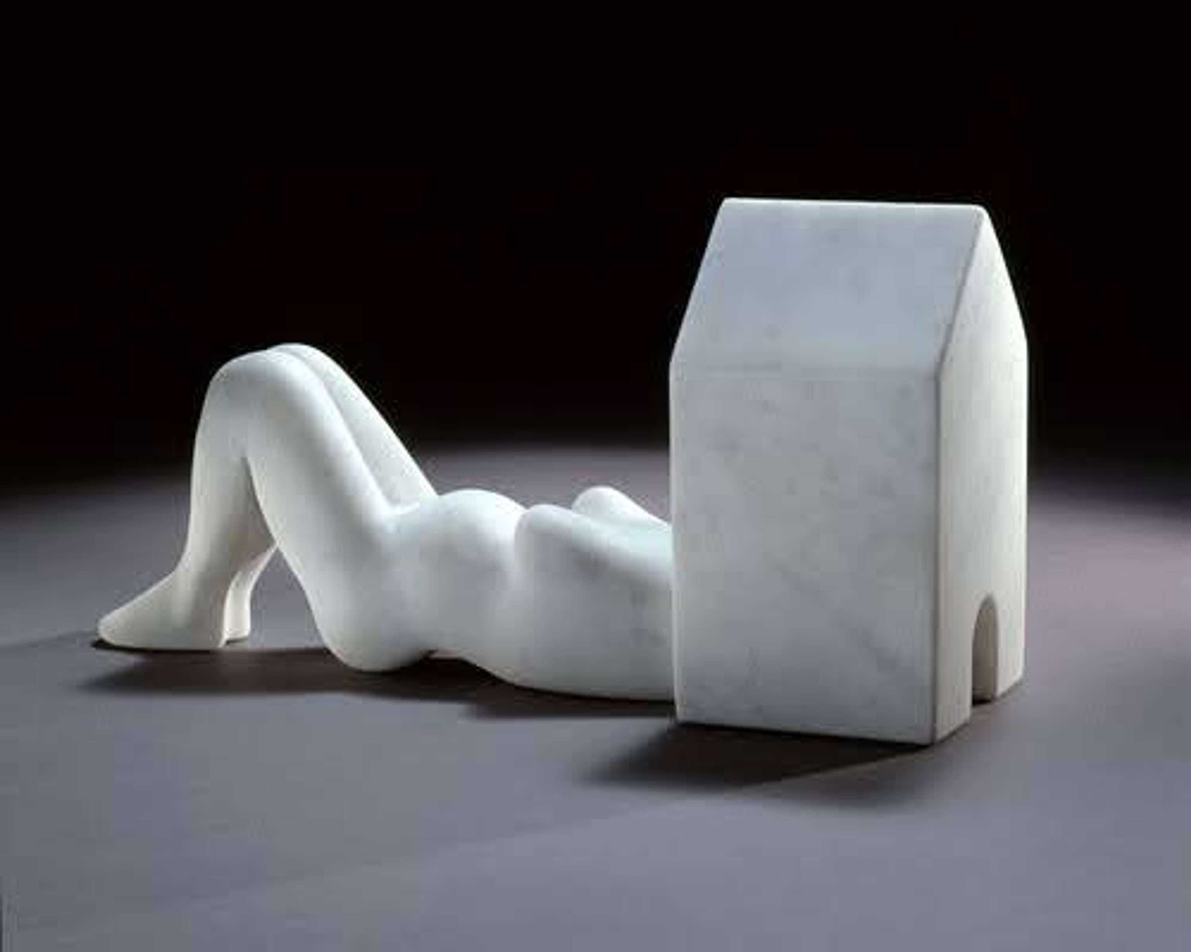 Sculpture en marbre blanc intitulée « Femme Maison » de Louise Bourgeois, représentant une femme enceinte allongée dont la tête est intégrée dans une structure domestique.