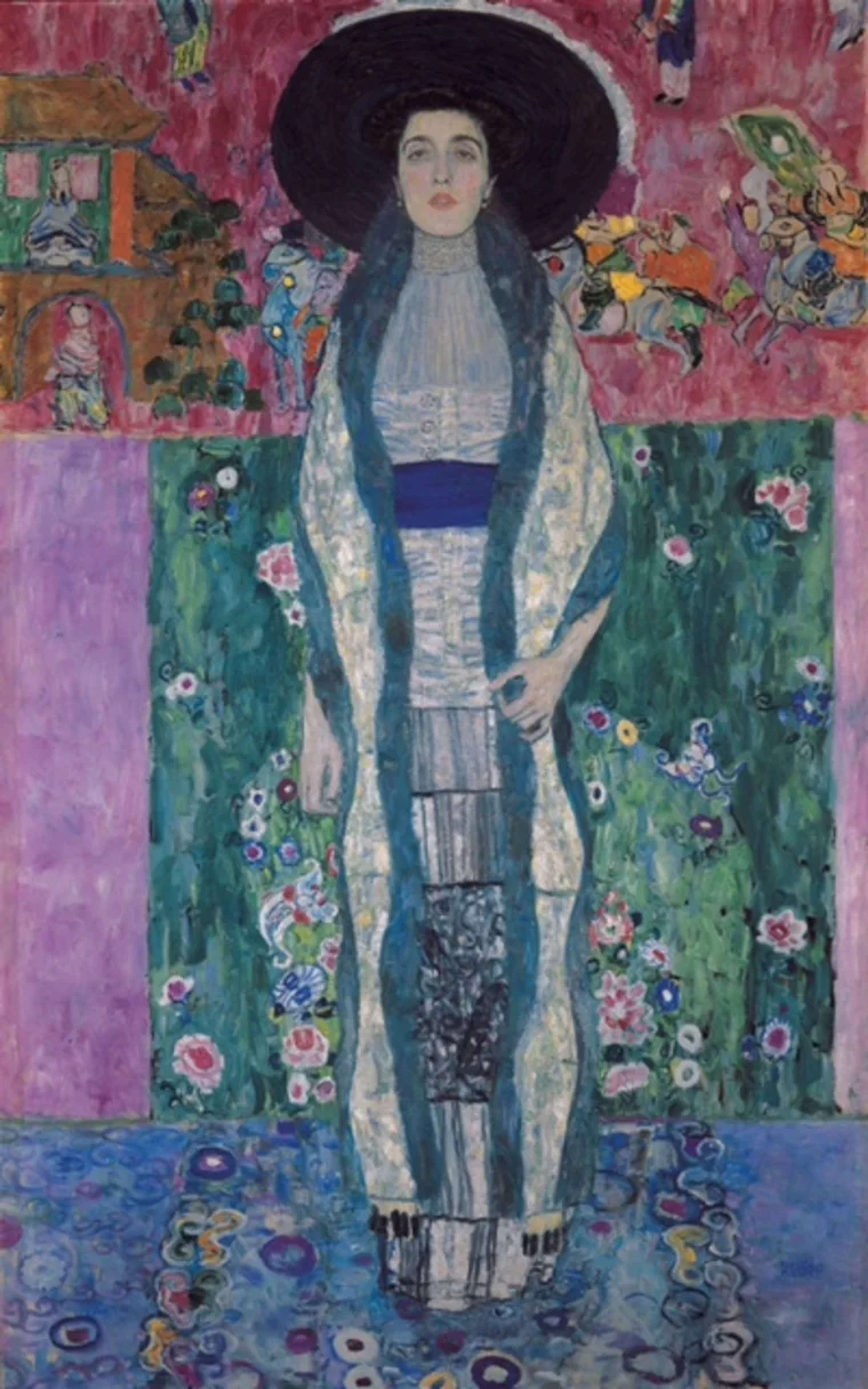 Portrait d'Adele Bloch-Bauer II de Gustav Klimt. Une peinture à l'huile représentant une femme portant des nuances de bleu et un chapeau. Elle se trouve dans une pièce décorée de fleurs.