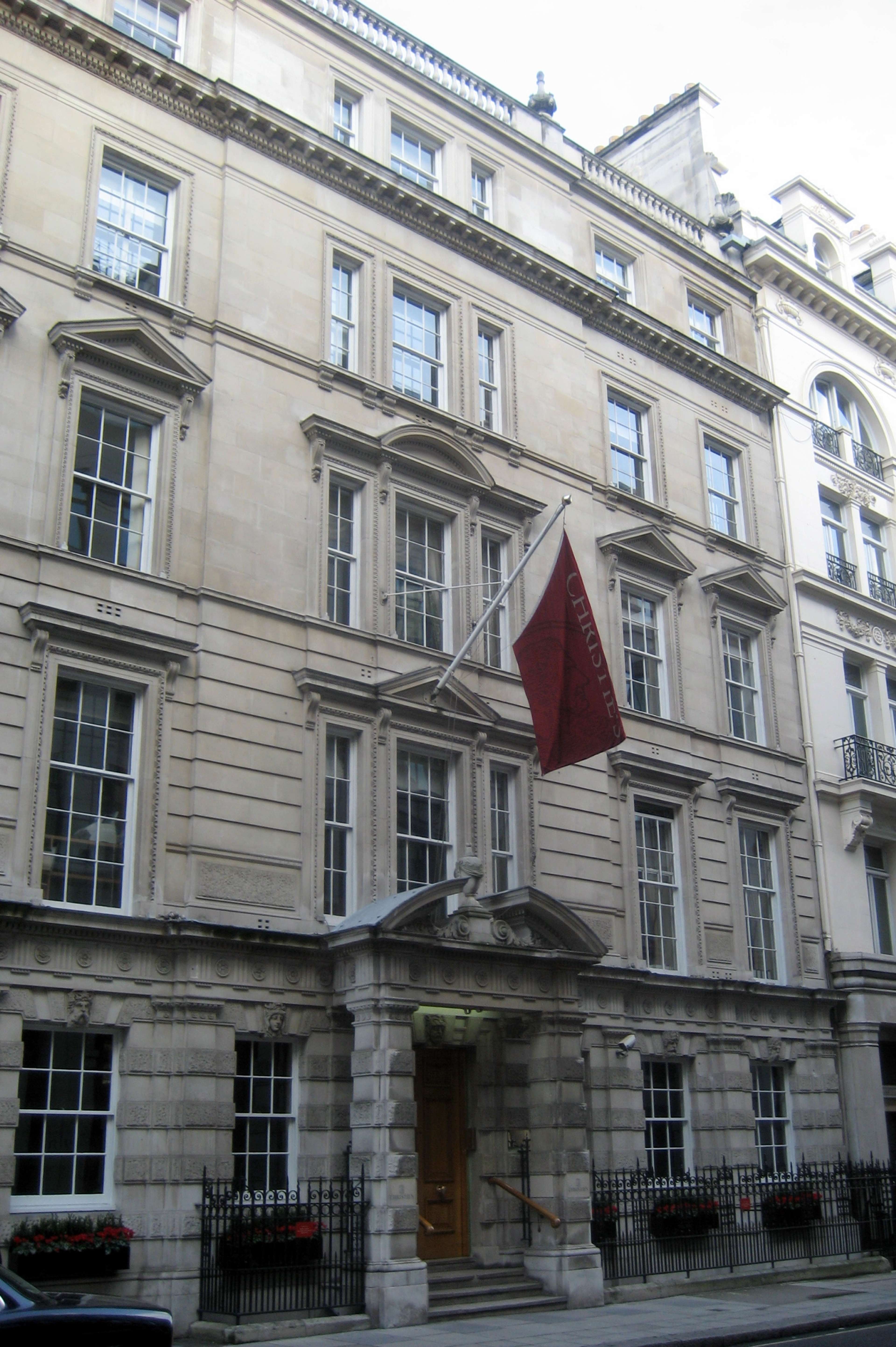 L'extérieur d'un immeuble londonien, imposant et à l'allure coûteuse.