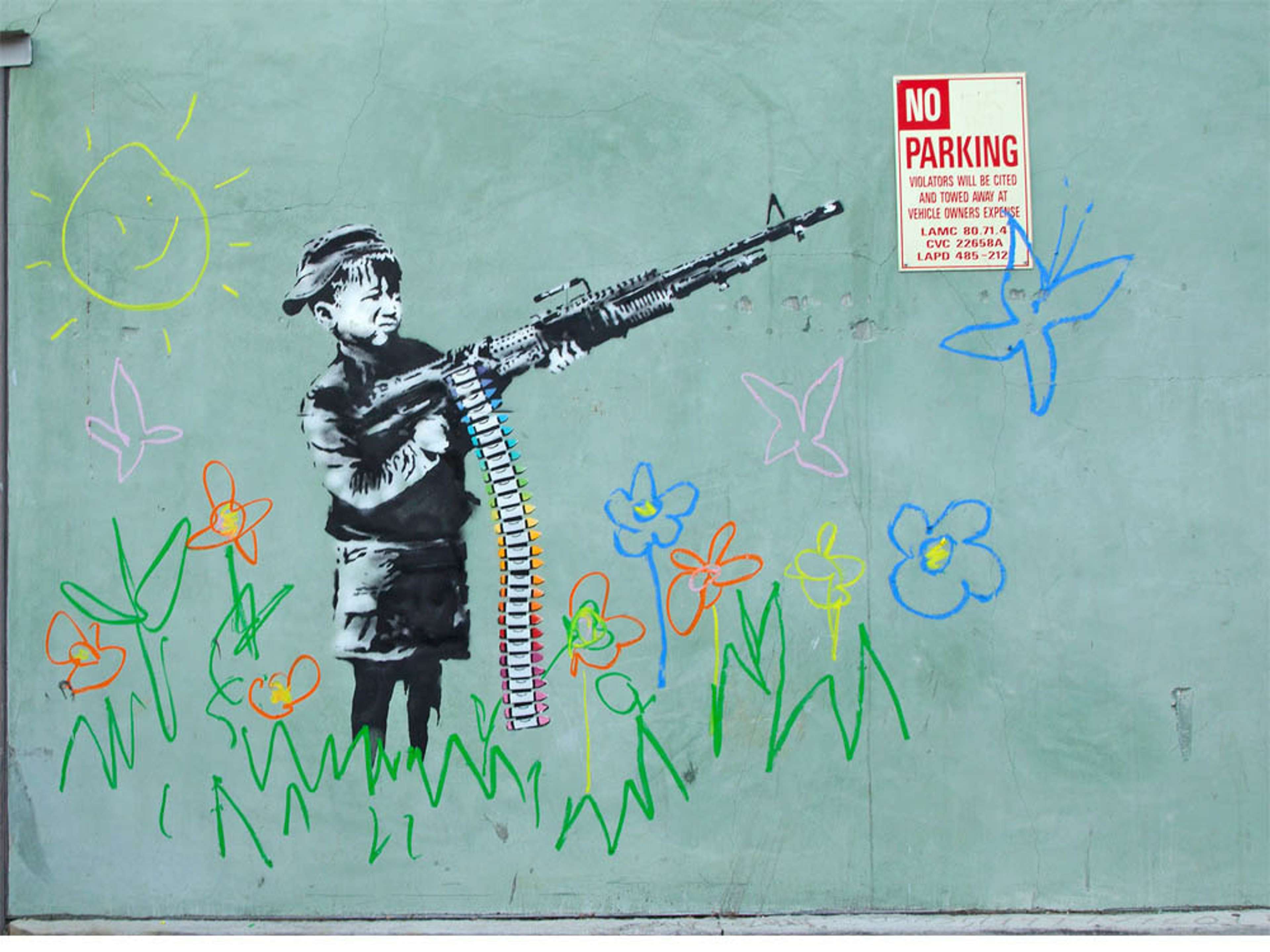 Une image de la murale « Crayon Boy » de Banksy. Elle représente un jeune garçon monochrome tenant une mitraillette, dont les munitions sont remplacées par des crayons de couleur. Autour de lui, on observe des représentations enfantines de la nature, comme des fleurs et un soleil souriant.