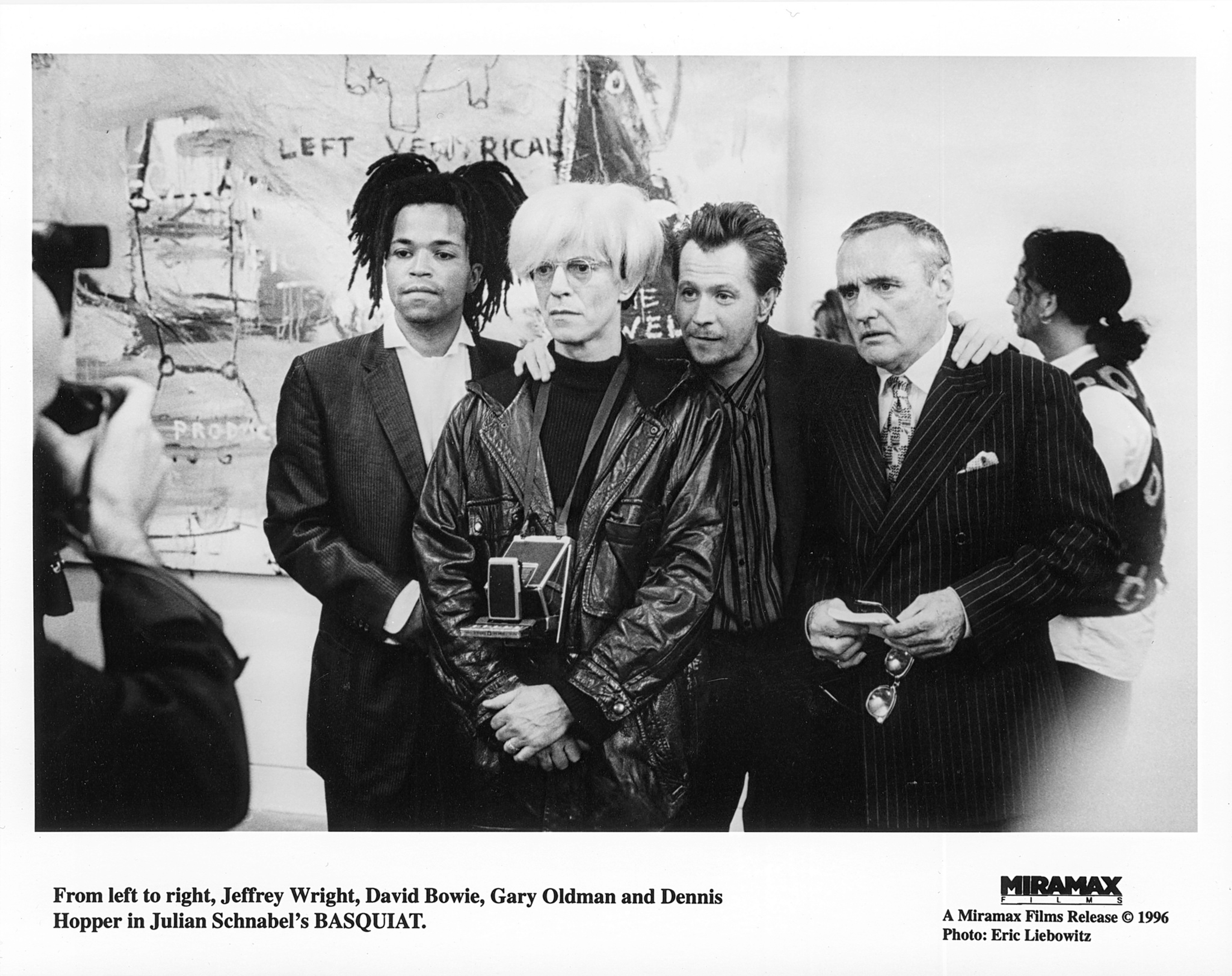 Une image monochrome de l'acteur Jeffrey Wright, David Bowie, Gary Oldman et Dennis Hopper dans le film Basquiat de Julian Schnabel.