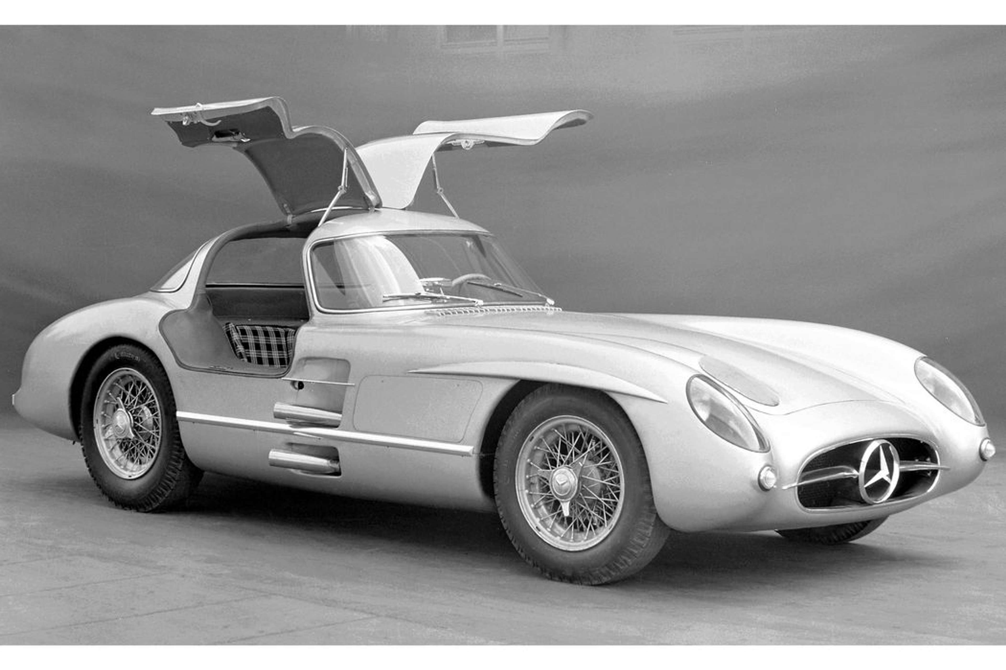 Image en noir et blanc d'une Mercedes, portes ouvertes.