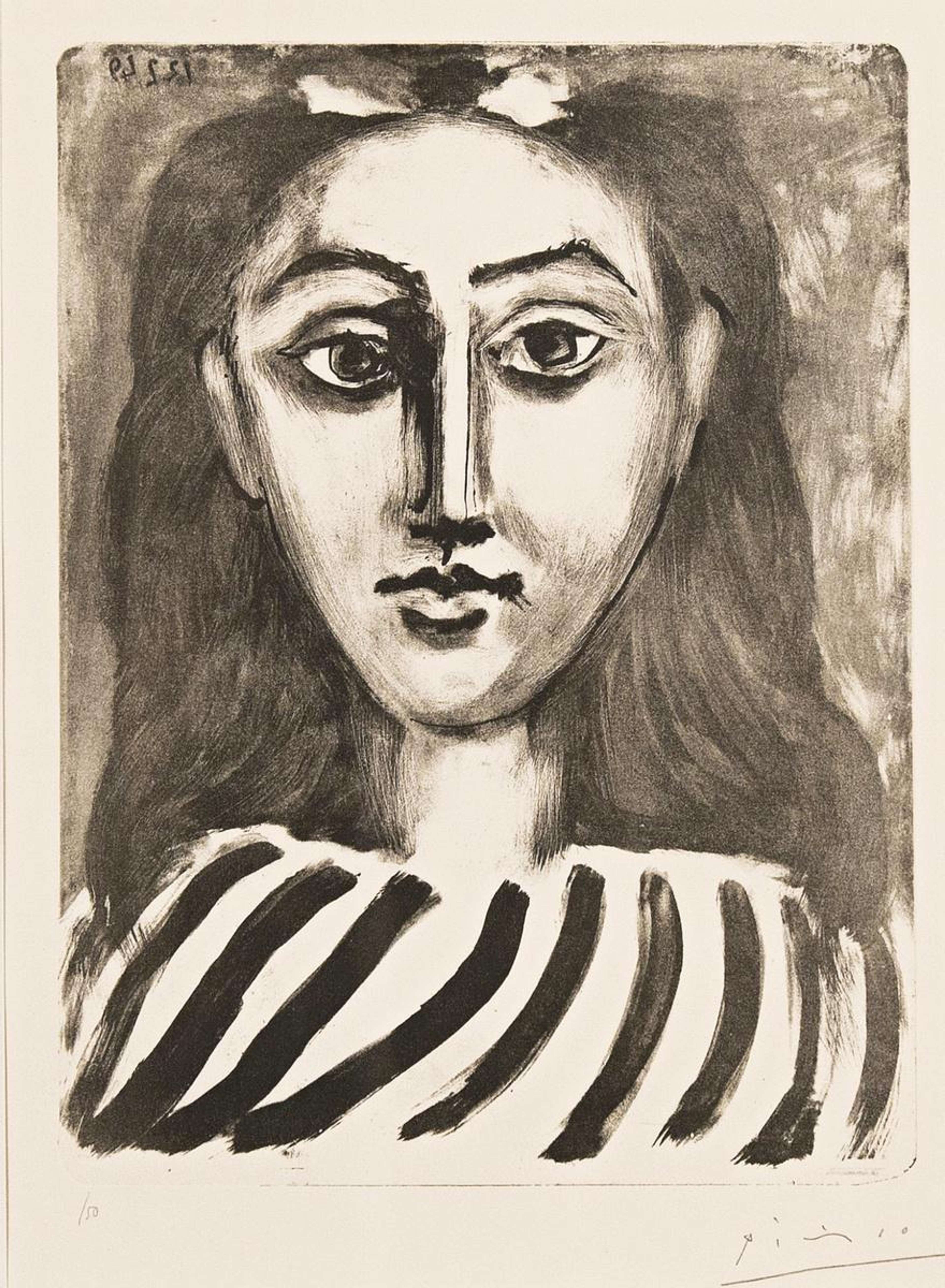 Portrait monochrome d'une jeune femme