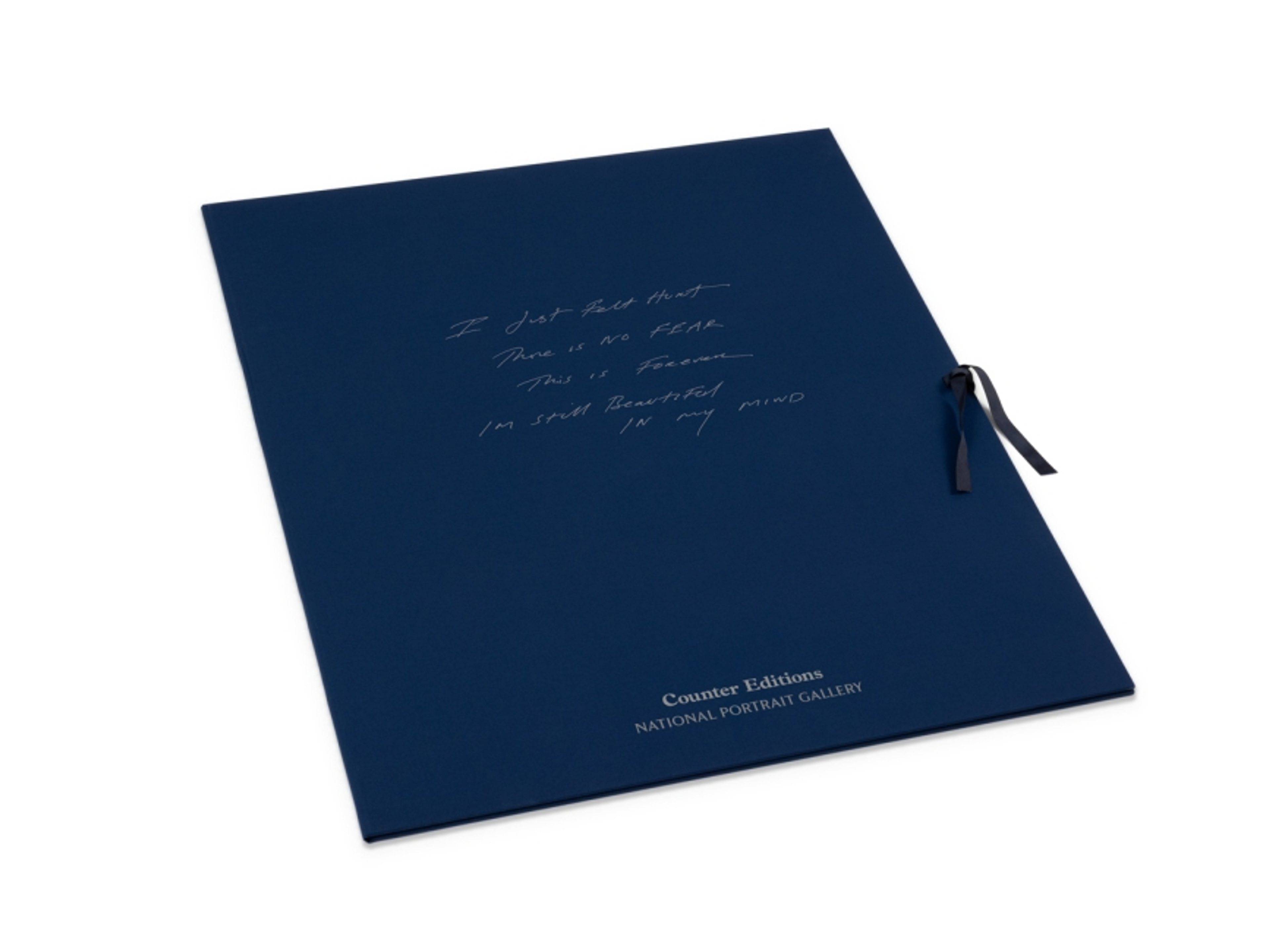 Cette photographie montre un livre bleu sur fond blanc.