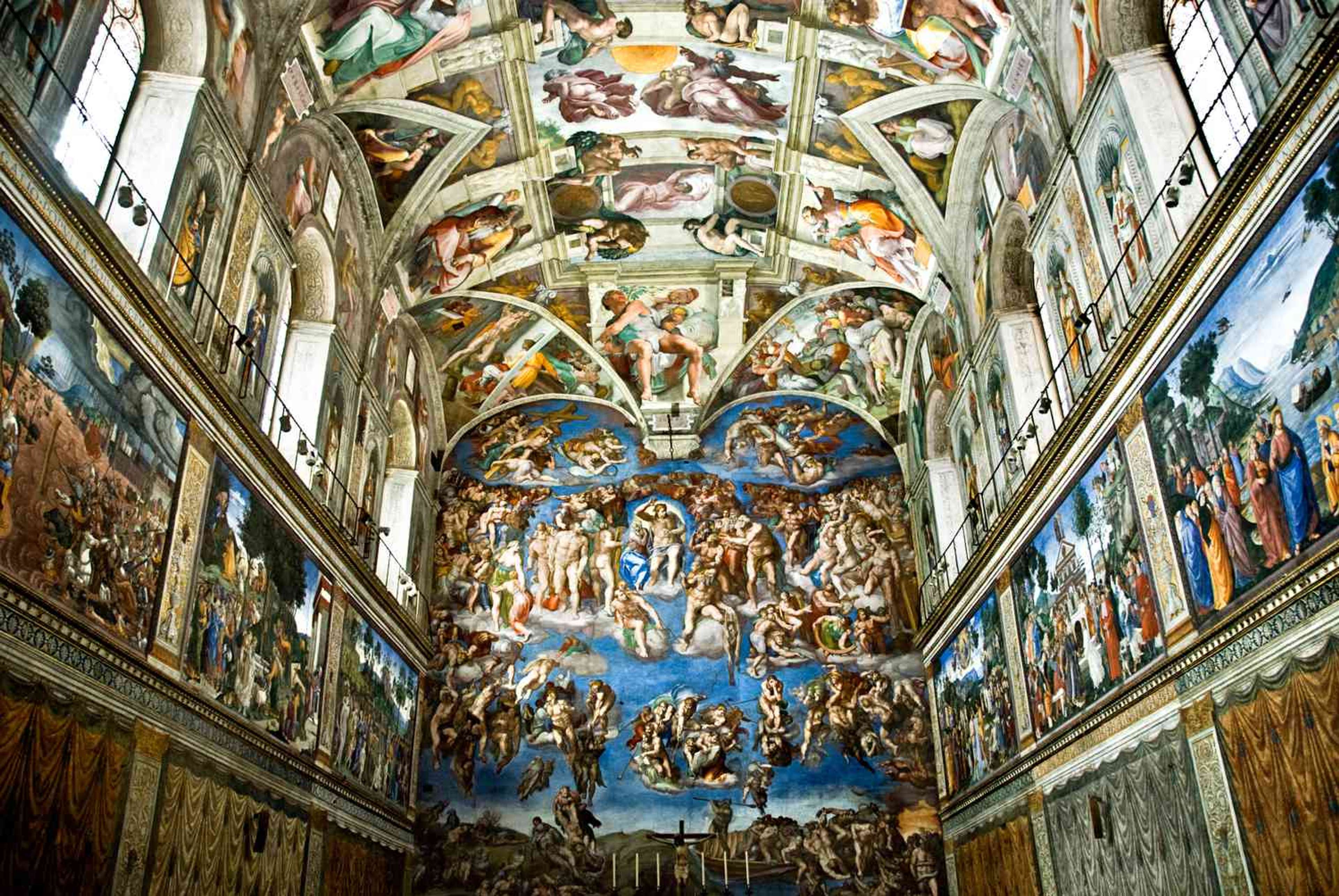 Une image de la Chapelle Sixtine, peinte par Michel-Ange. Il s'agit d'une représentation détaillée de plusieurs scènes bibliques, dont le Jugement dernier sur le mur principal présenté ici.