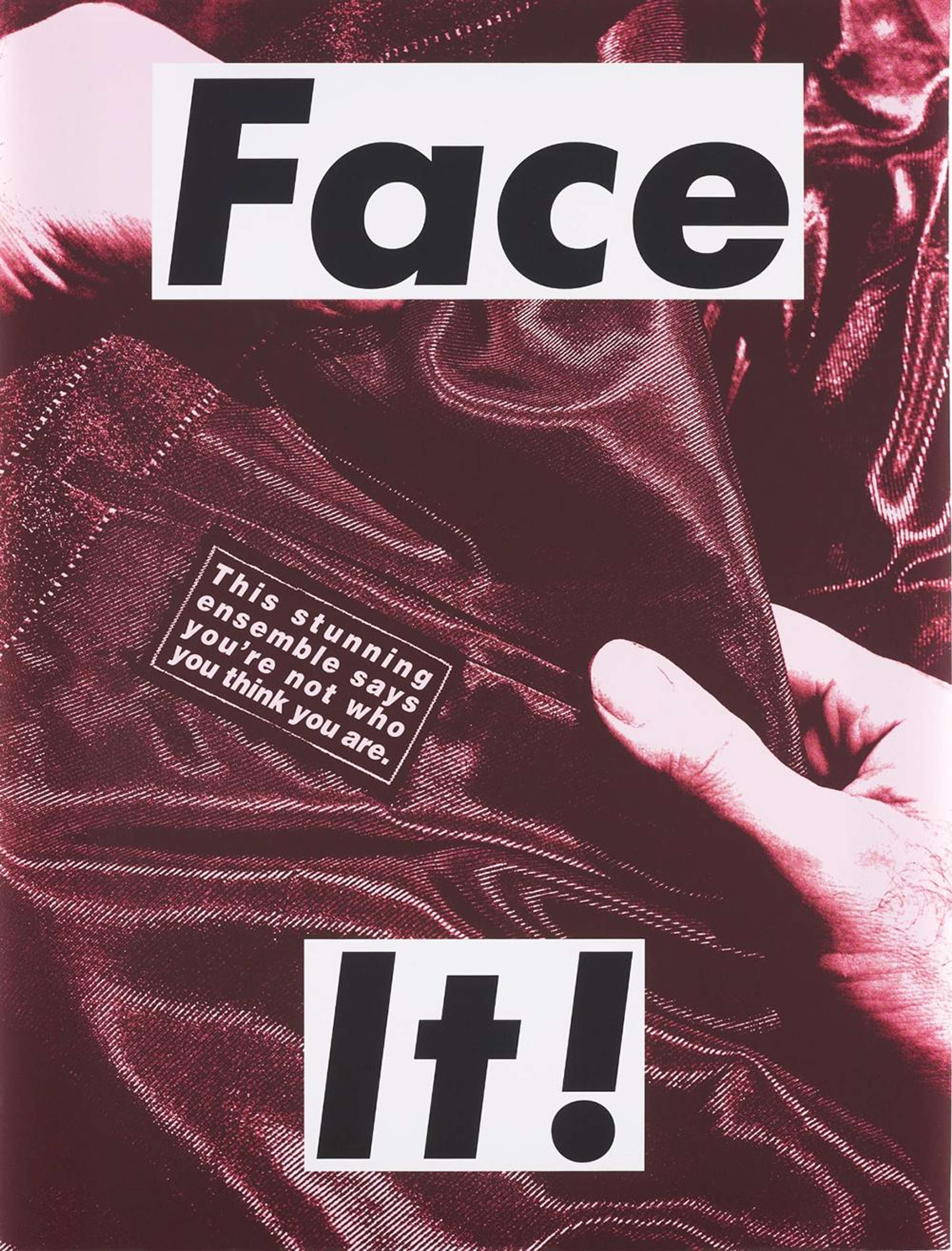Mains tenant un matériau sombre sur lequel est inscrit le texte « Face It », exigeant de la concentration