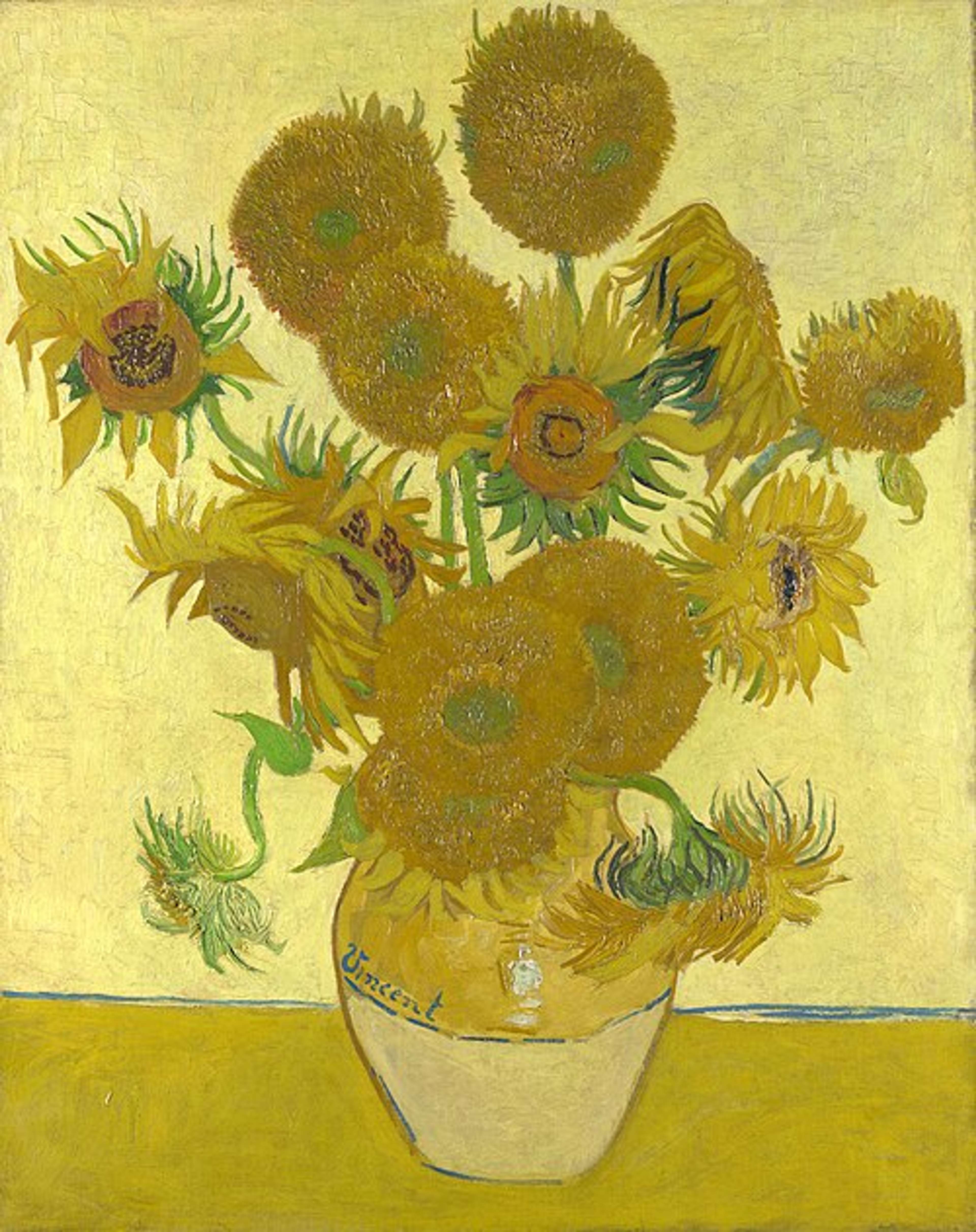 Un vase en faïence jaune contient un bouquet dense et légèrement flétri de tournesols à différents stades de floraison, peints par touches épaisses et texturées sur un fond jaune pâle.
