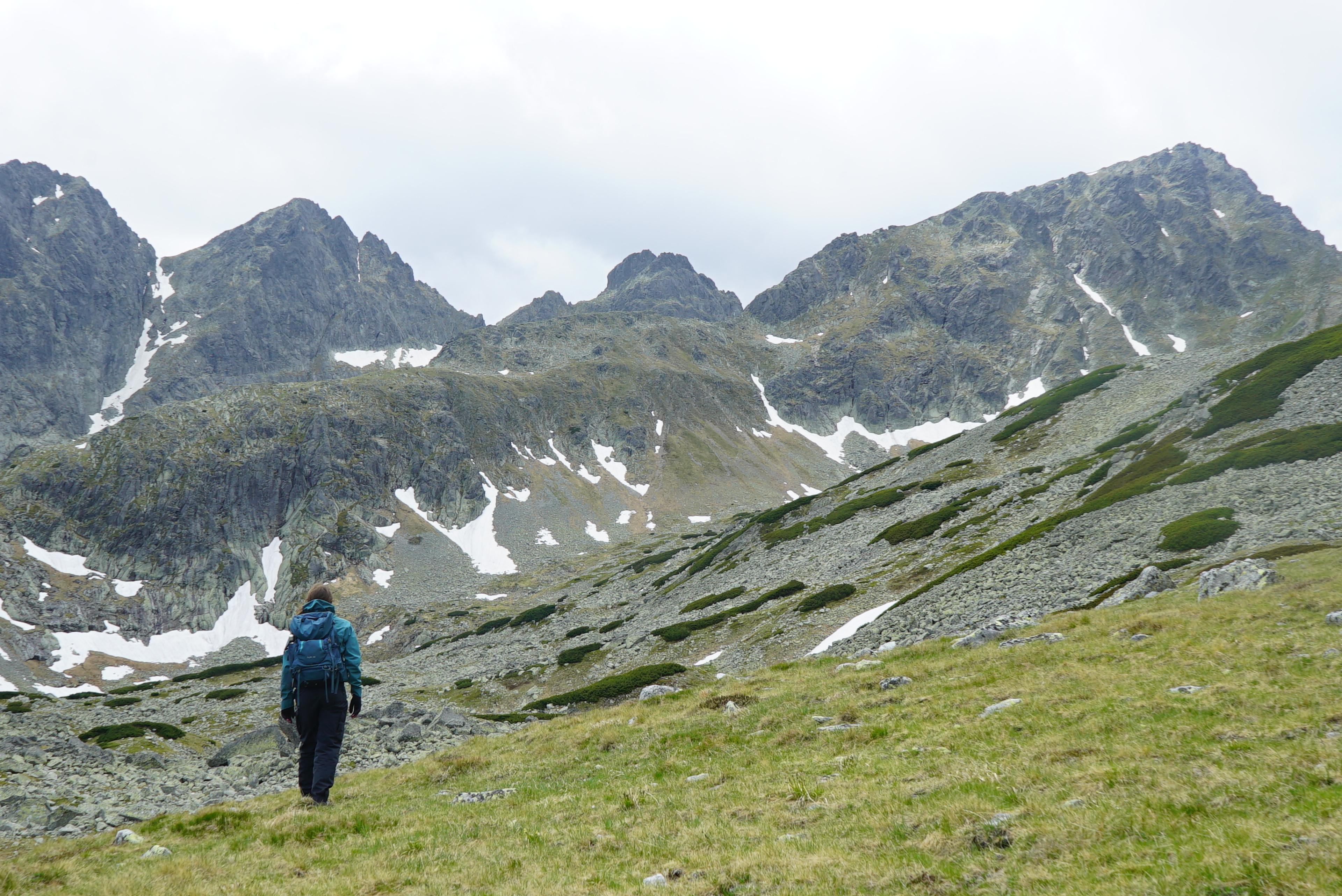 girl looking over the high peaks in high tatras