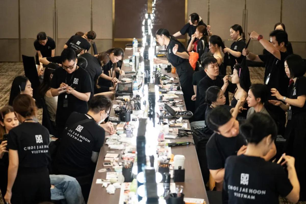 Hậu trường Choi Jae Hoon Bridal Show với ekip makeup quy mô lớn.