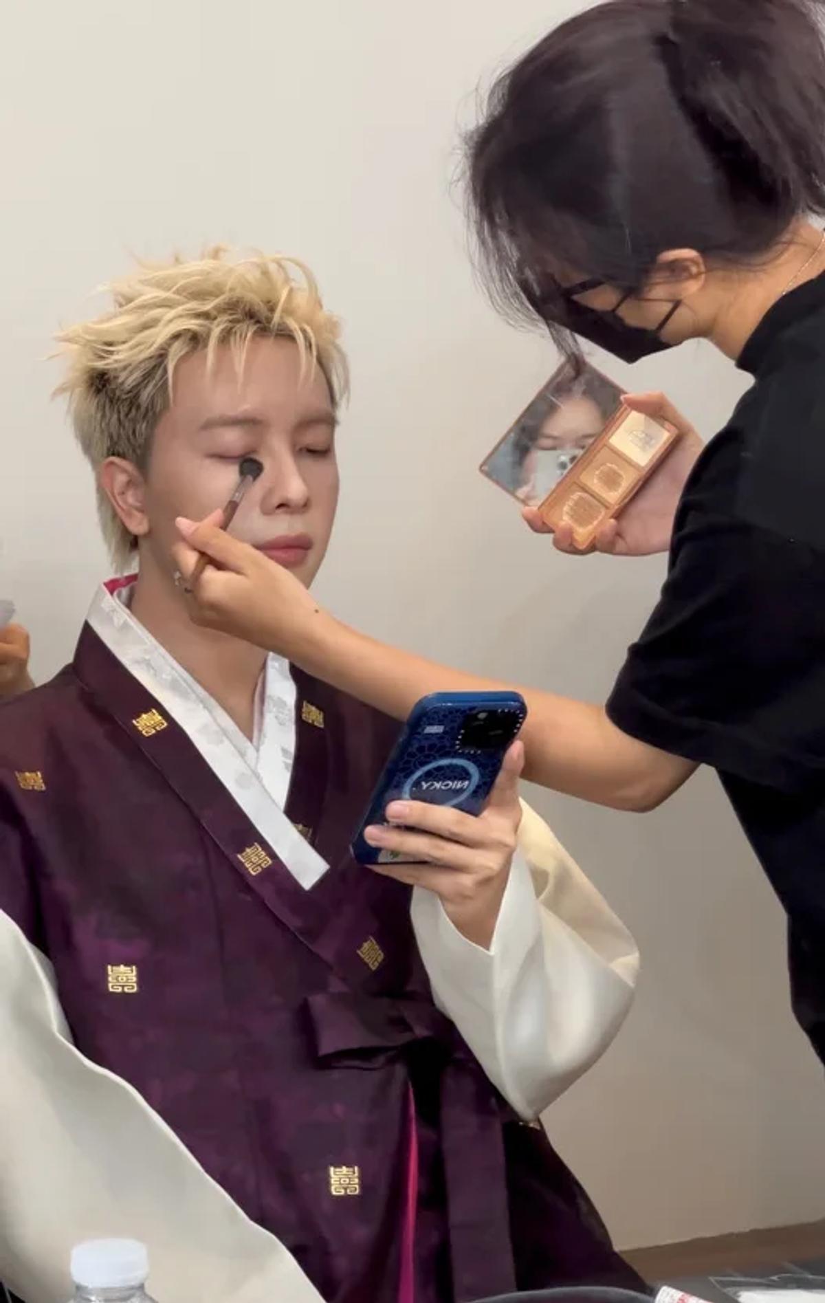 Hậu trường makeup nam trong concept biểu diễn, trích từ mục KOL/Influencer của hồ sơ.