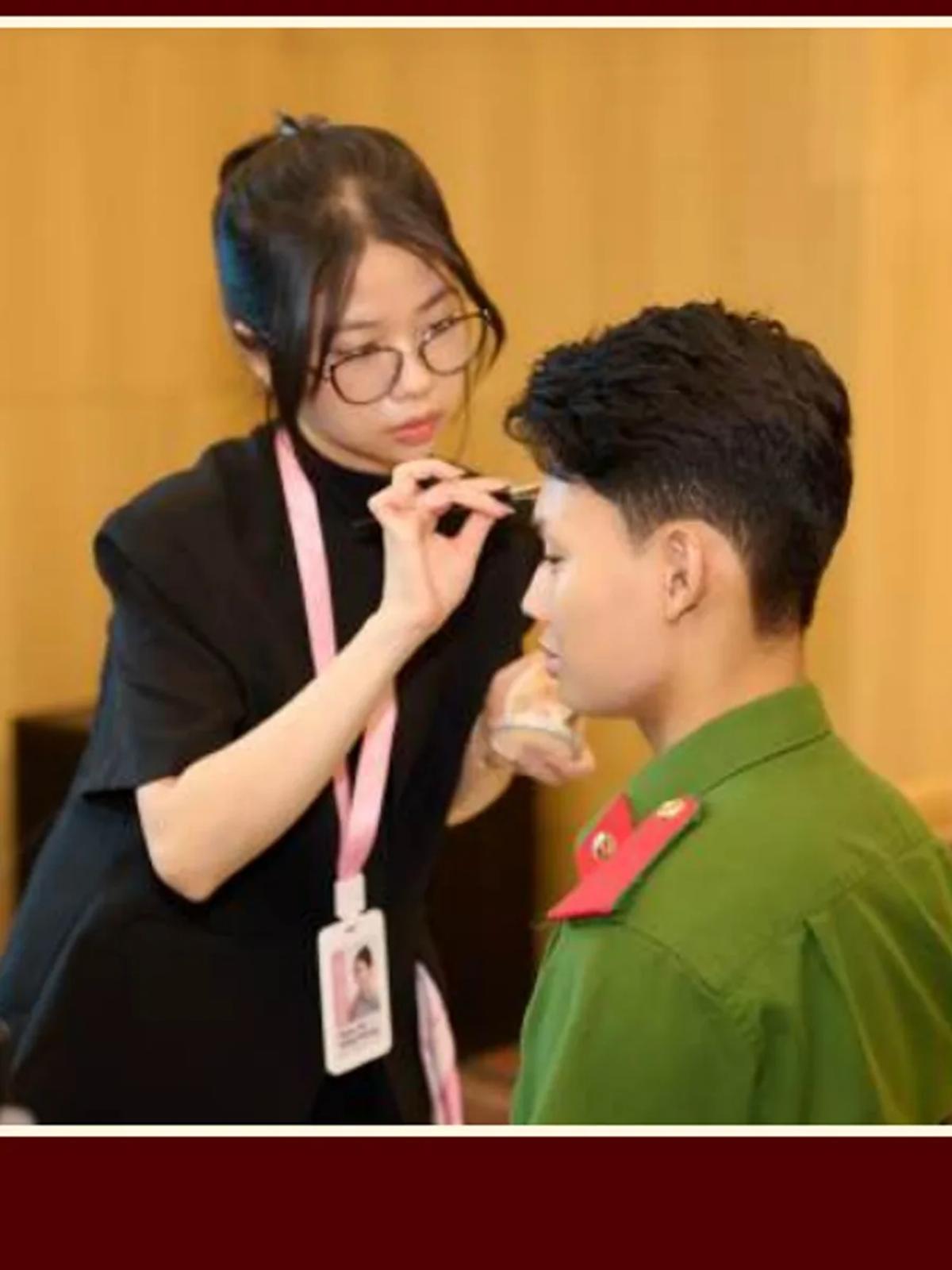 Nhung Phan hỗ trợ makeup cho thí sinh tại Đại học Cảnh sát Nhân dân.
