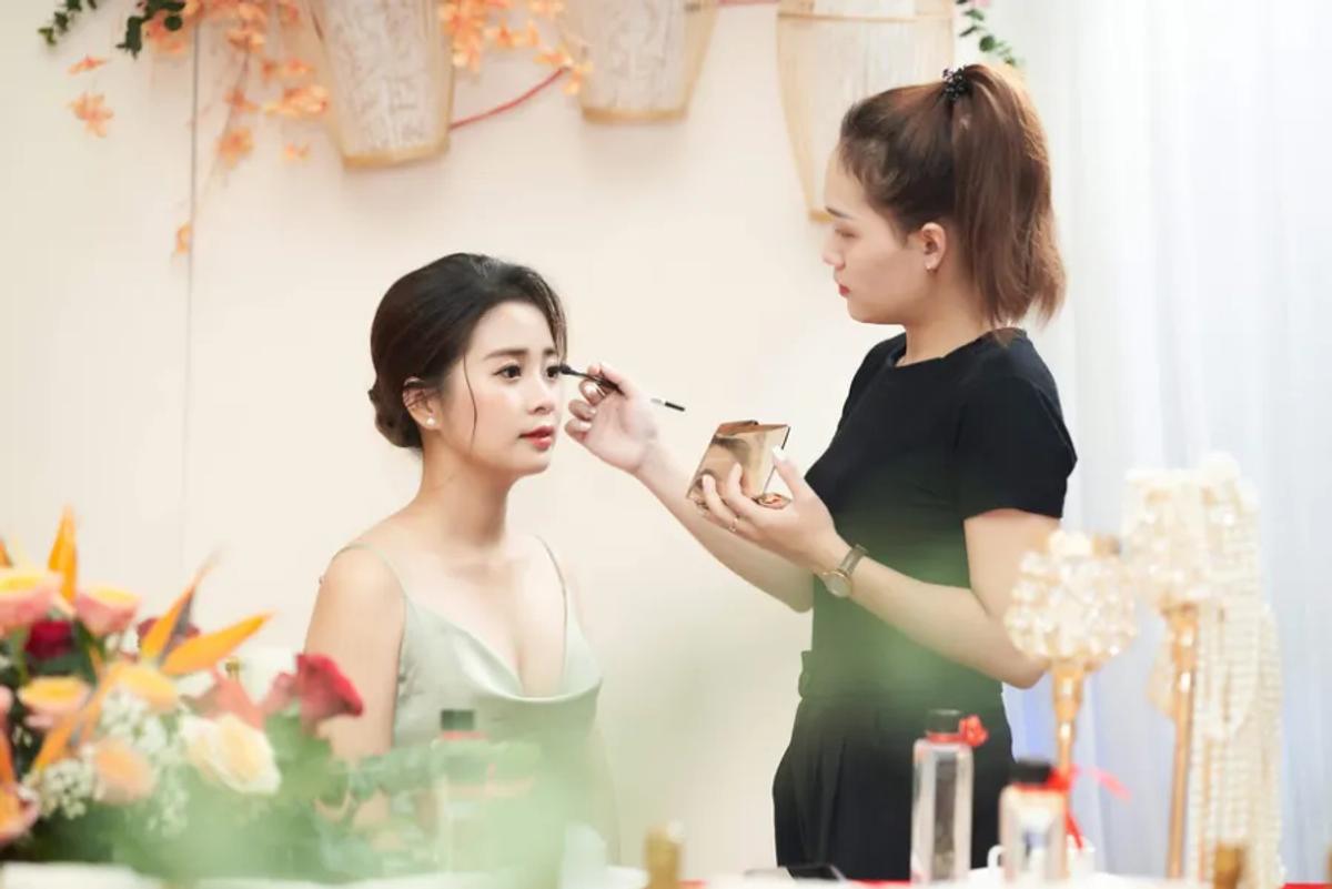 Hậu trường makeup cô dâu với layout mềm, sáng và thanh lịch.