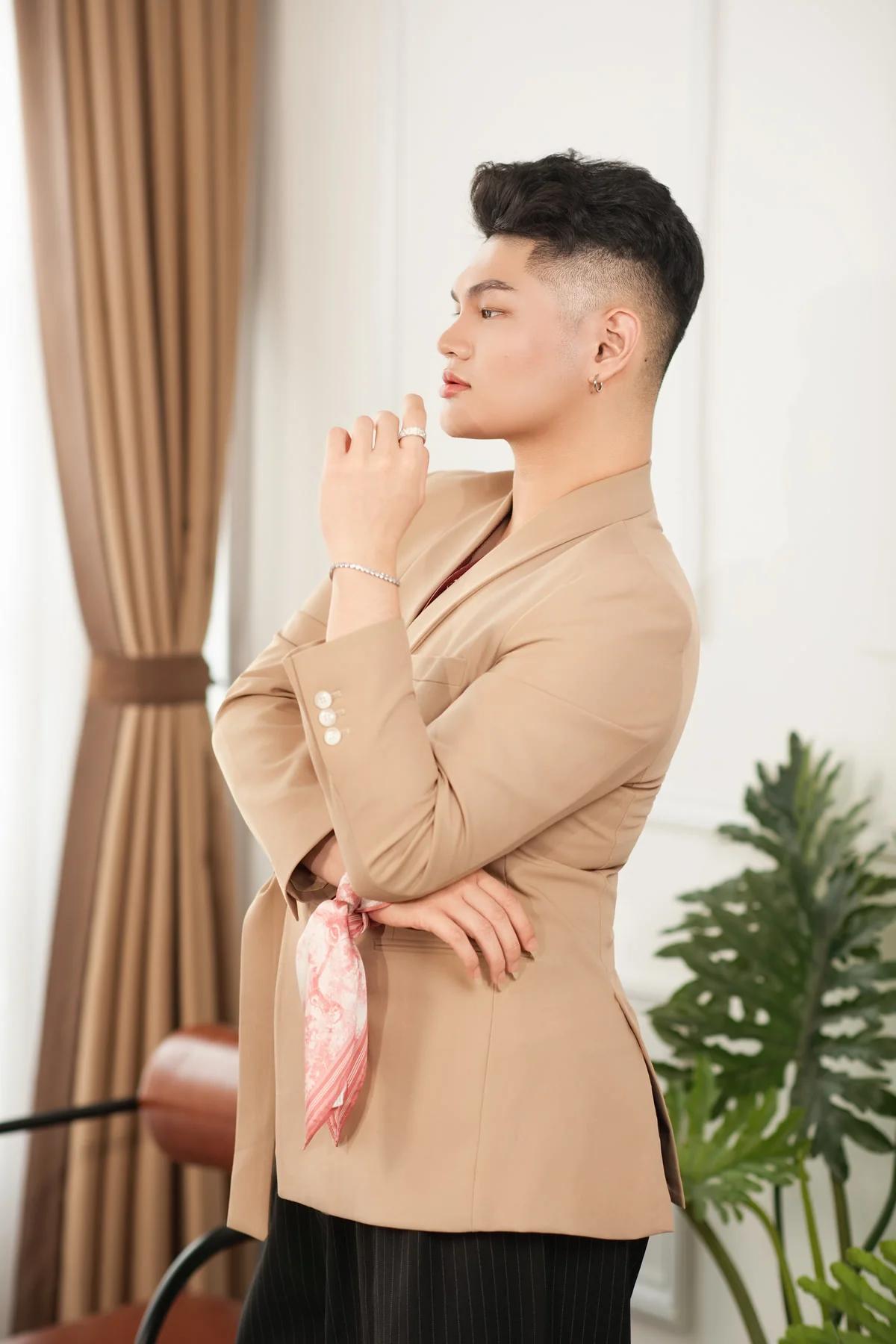 Profile Kelvin Lee với phong thái chuyên gia makeup.