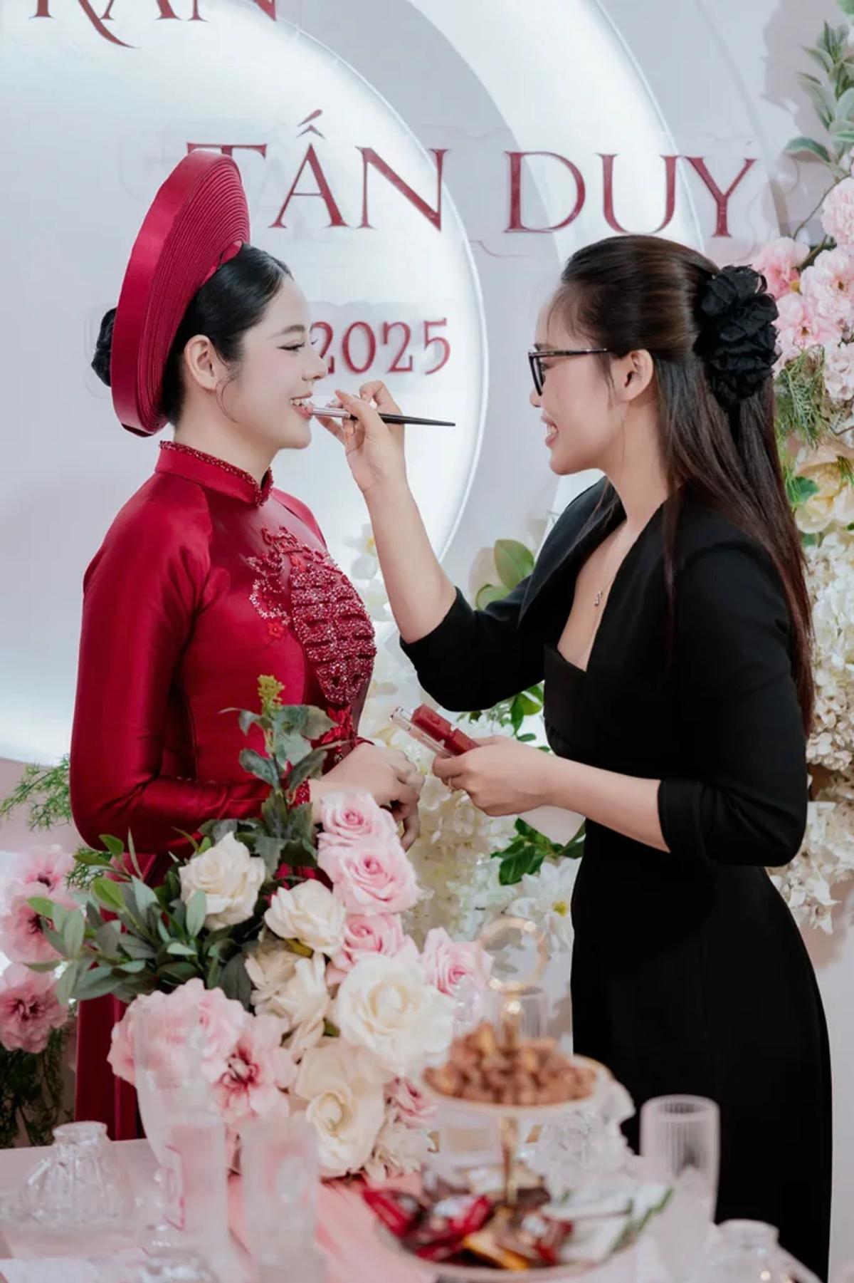 Đoan Trang trực tiếp chỉnh makeup trong một dự án wedding thực tế.