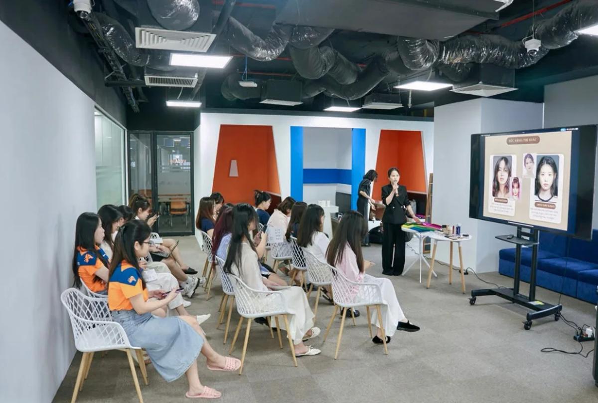 Hương Trịnh host workshop Ahamove, chia sẻ về sắc thái gương mặt và bảng màu.