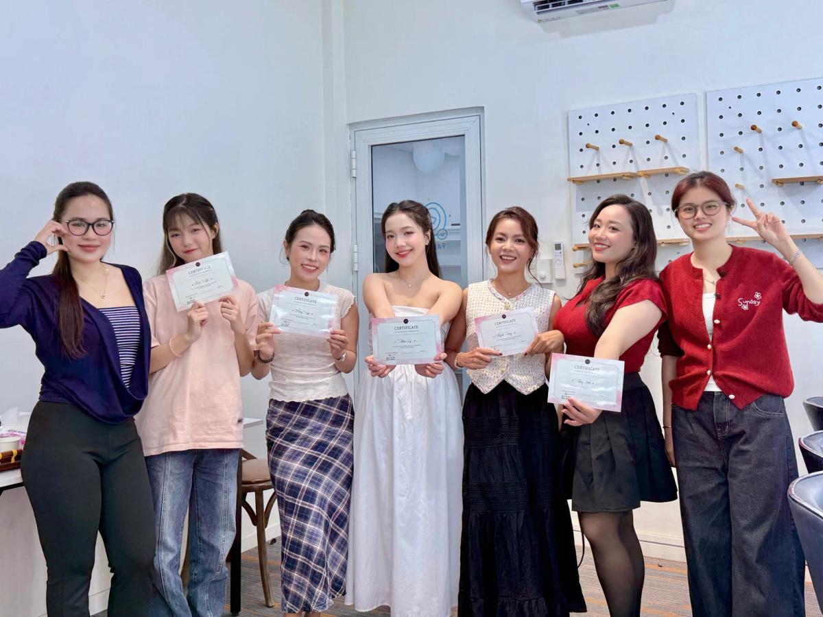 Nhóm học viên sau buổi học, minh họa 275+ học viên đã đào tạo.